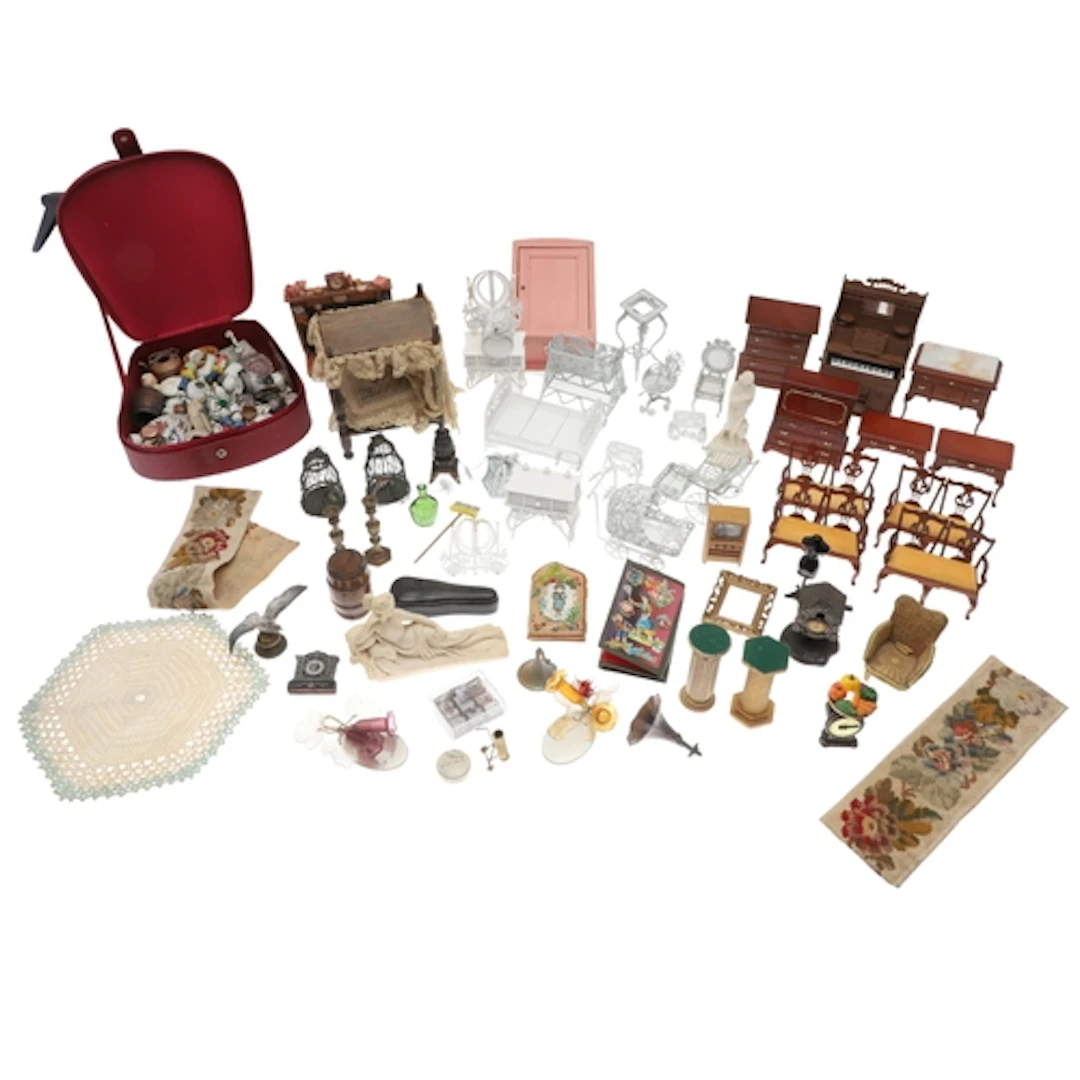 LARGE QTY OF DOLLS HOUSE FURNITURE & ACCESSORIES. Including ...