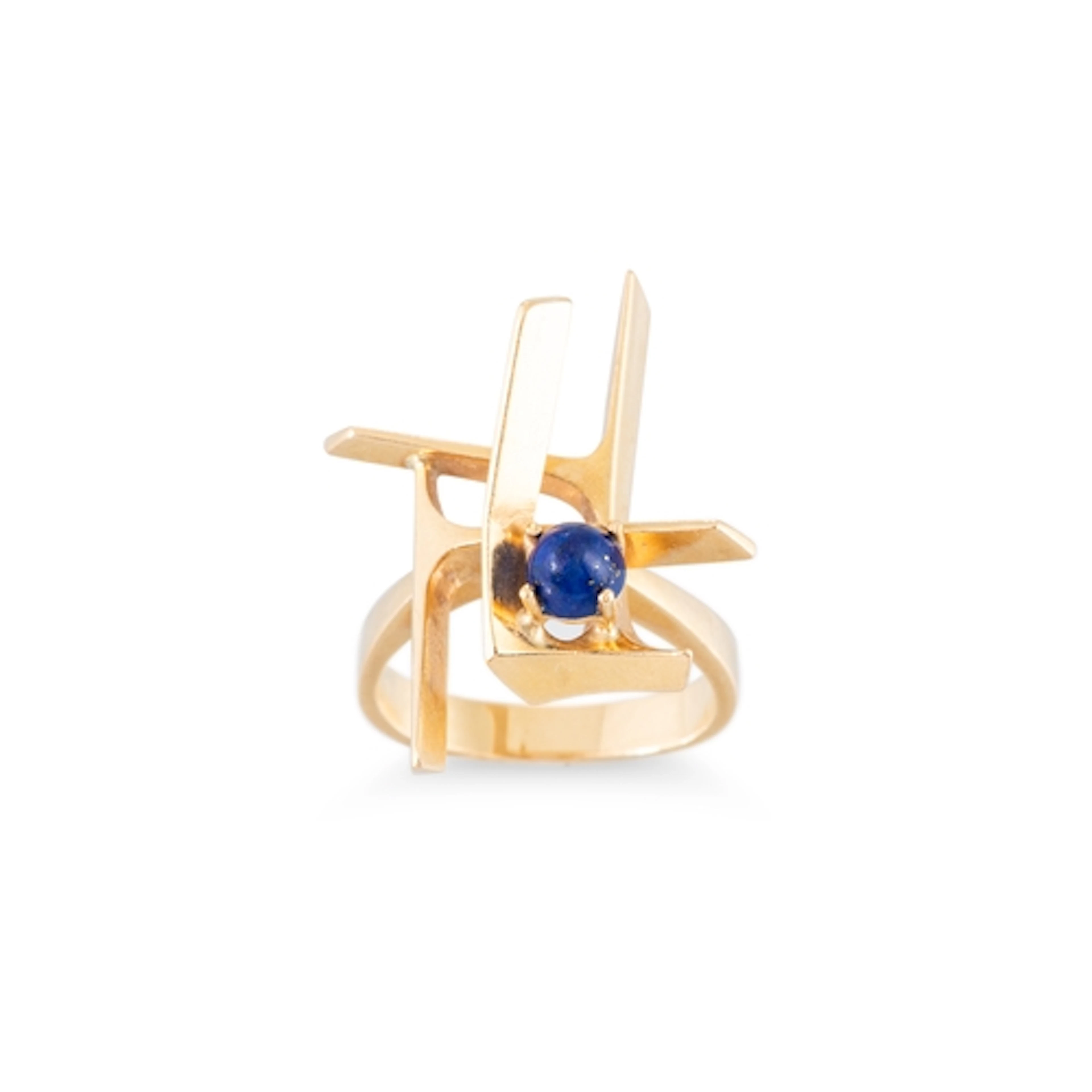 A VINTAGE 1970S BRUTALIST STYLE ABSTRACT RING, set with a la...