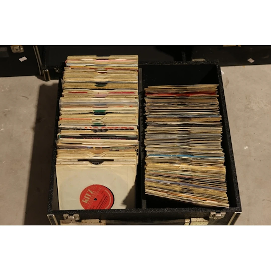 Box of mixed singles held within a music case (over 200)