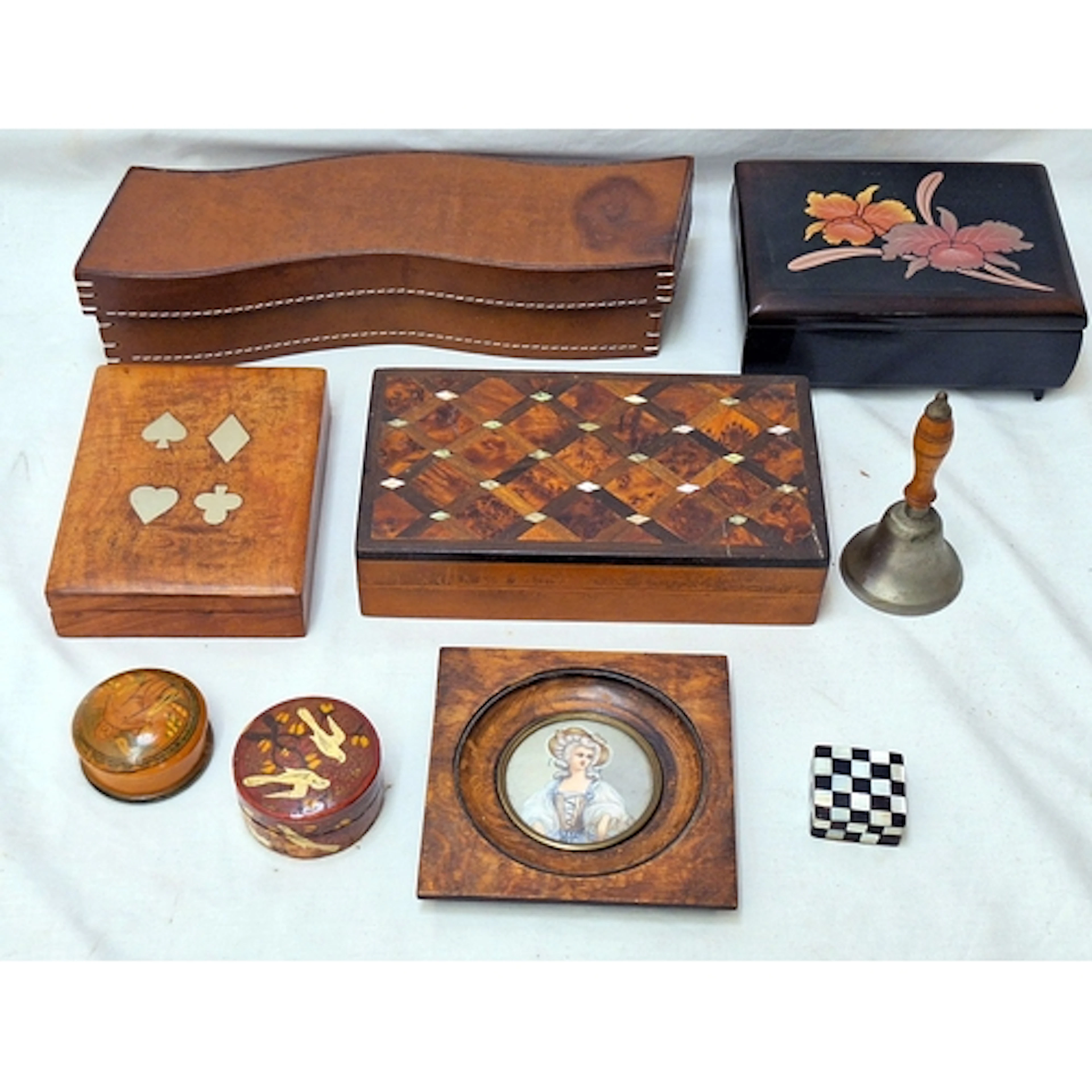 Lacquered Musical Jewellery Box decorated with 2 orchids to ...