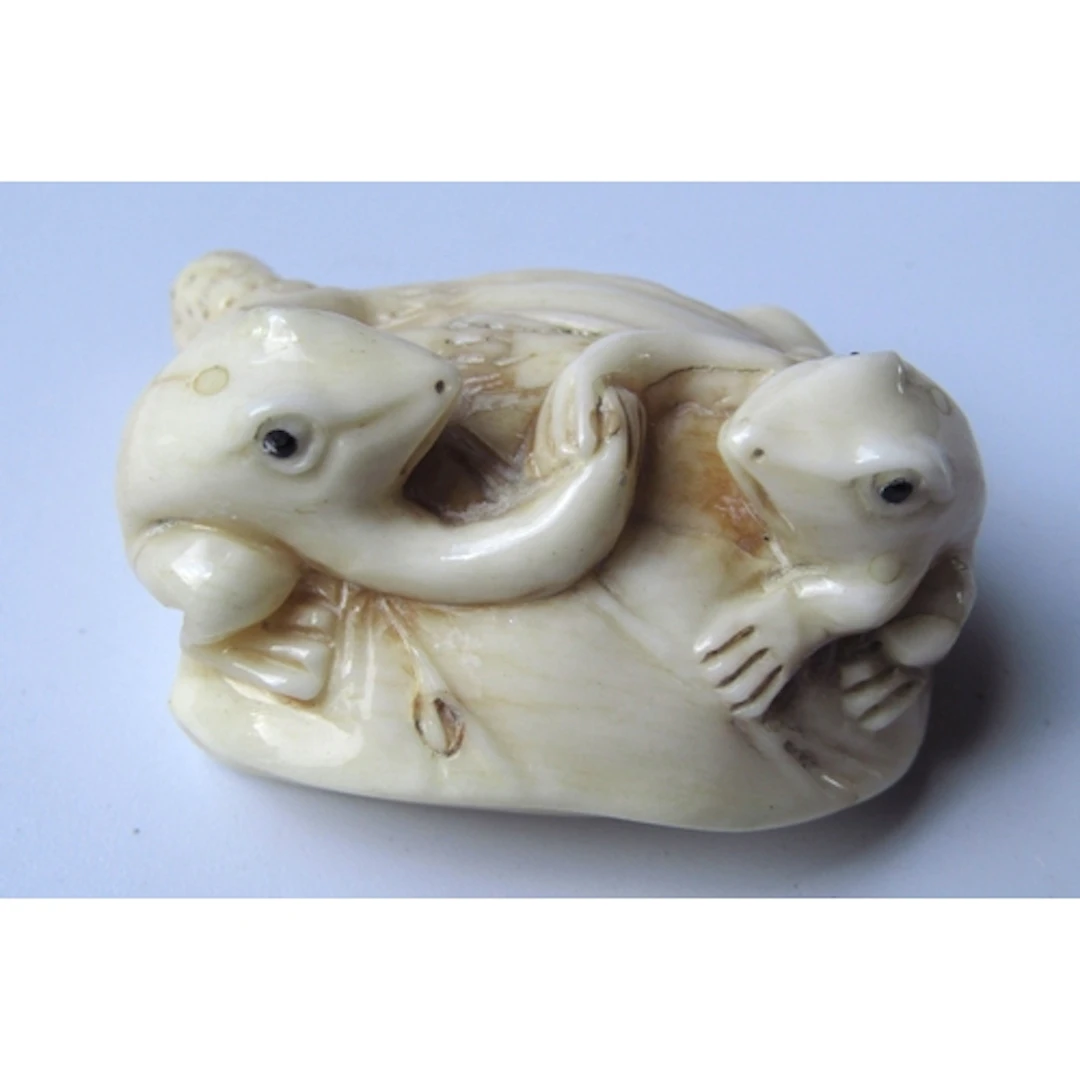 Carved Netsuke Figure Frogs Well Carved Approximately 4cm Wi...