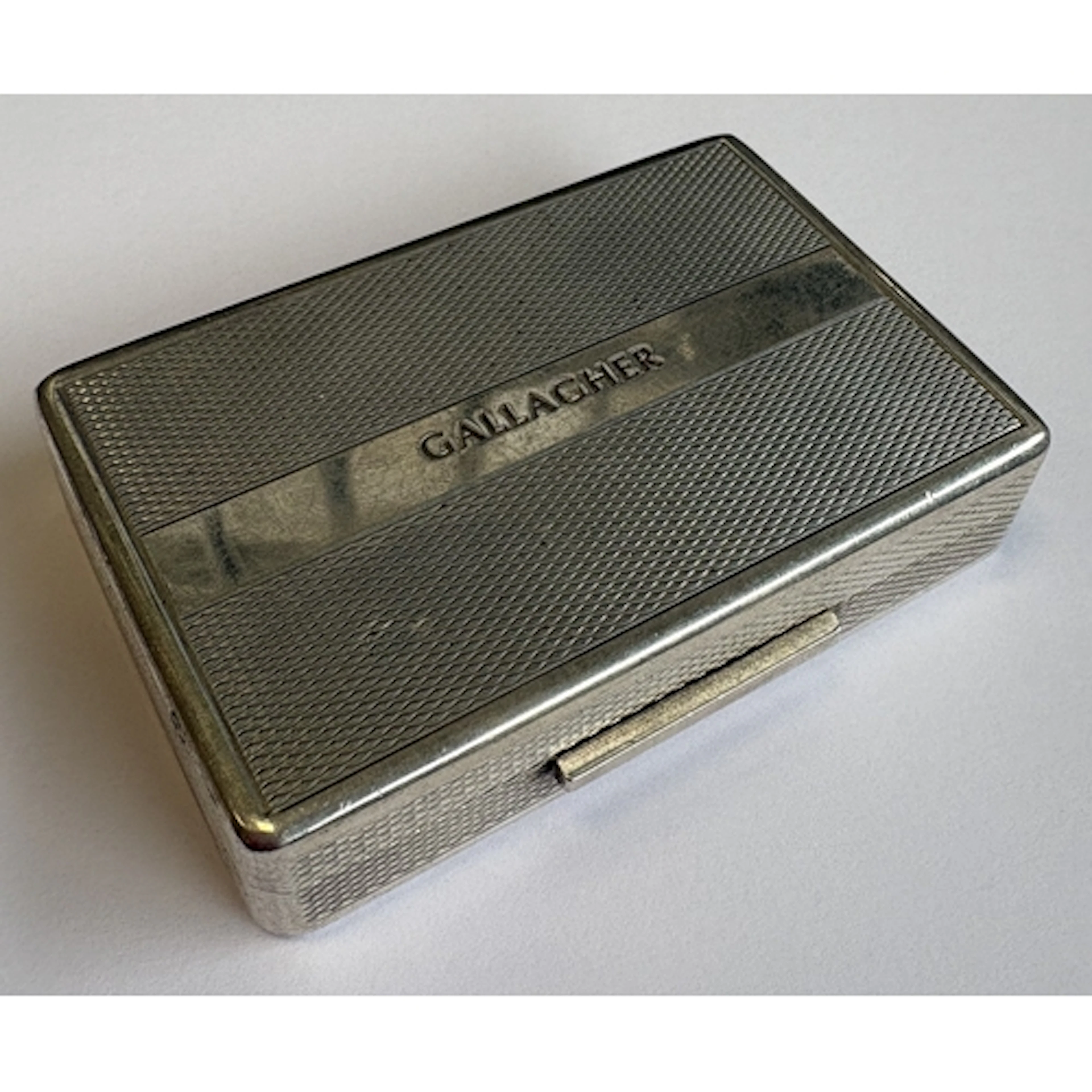 An English Britannia Standard silver snuff box with engine-t...
