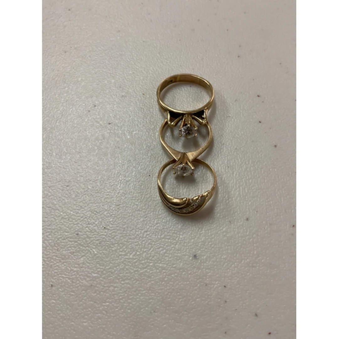Three 9ct dress rings. Weight 9.5 grams.