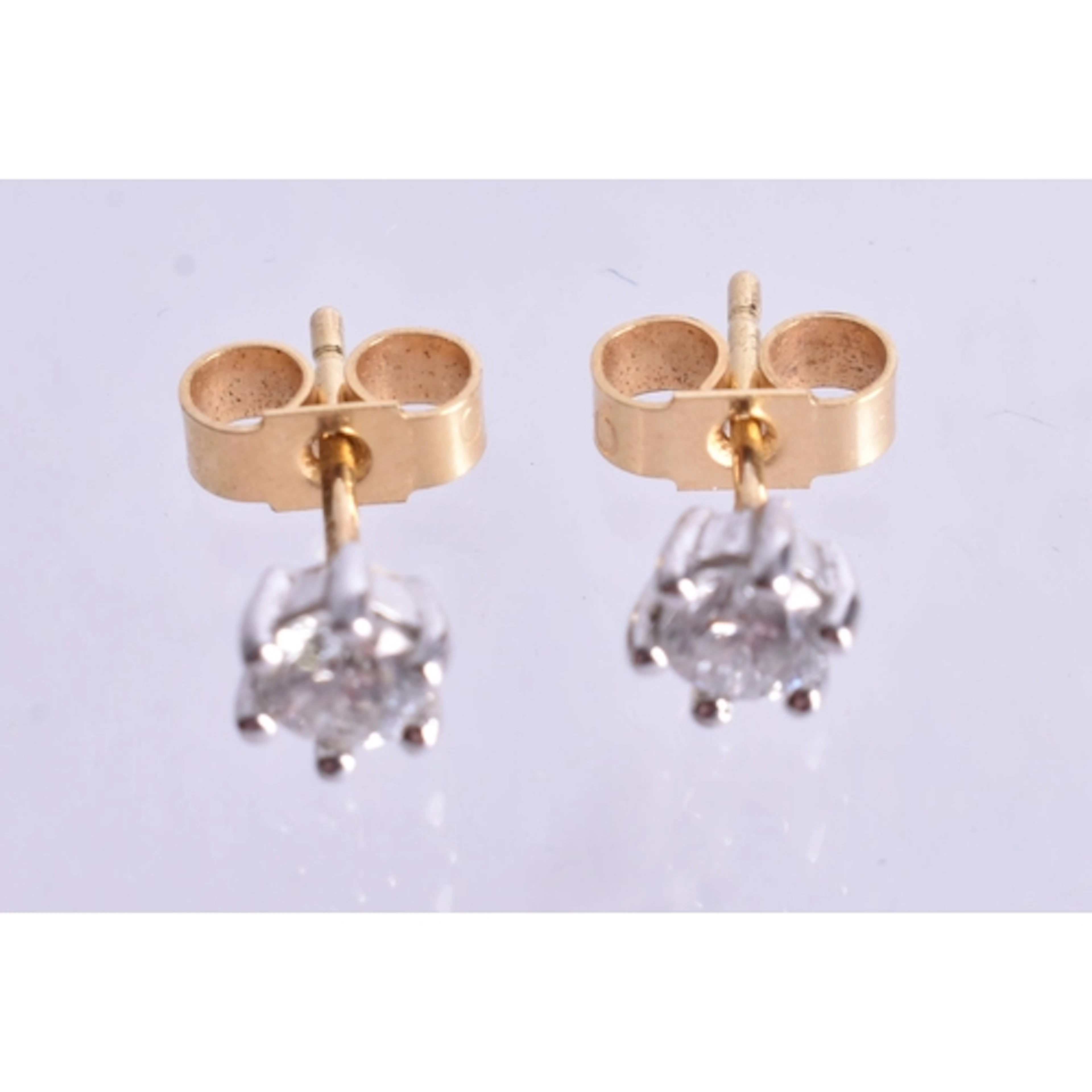 18ct gold diamond stud earrings (1.1g). 0.4 cm wide.