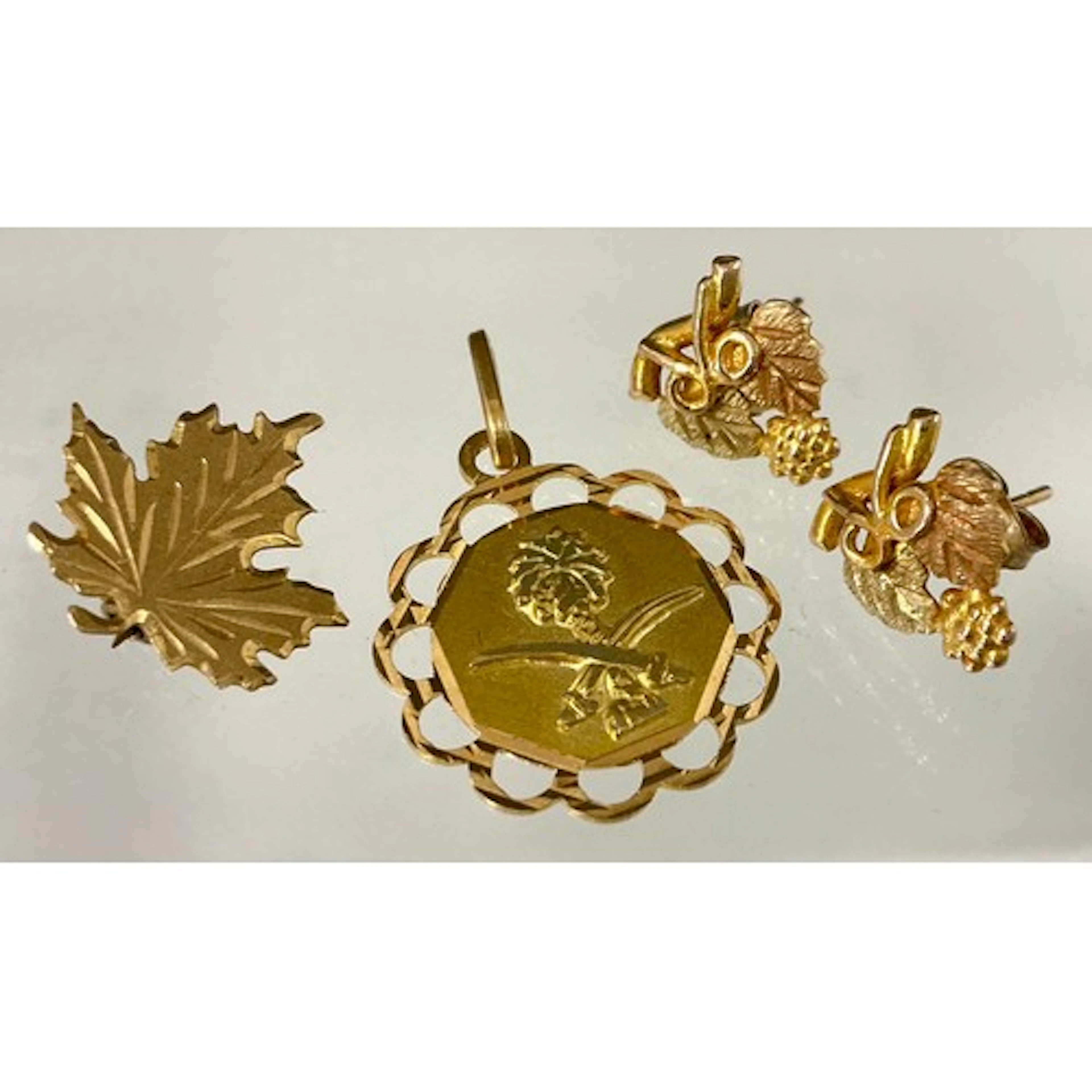 Jewellery - An eastern pendant, 0.750 gold; a vine leaf bro...