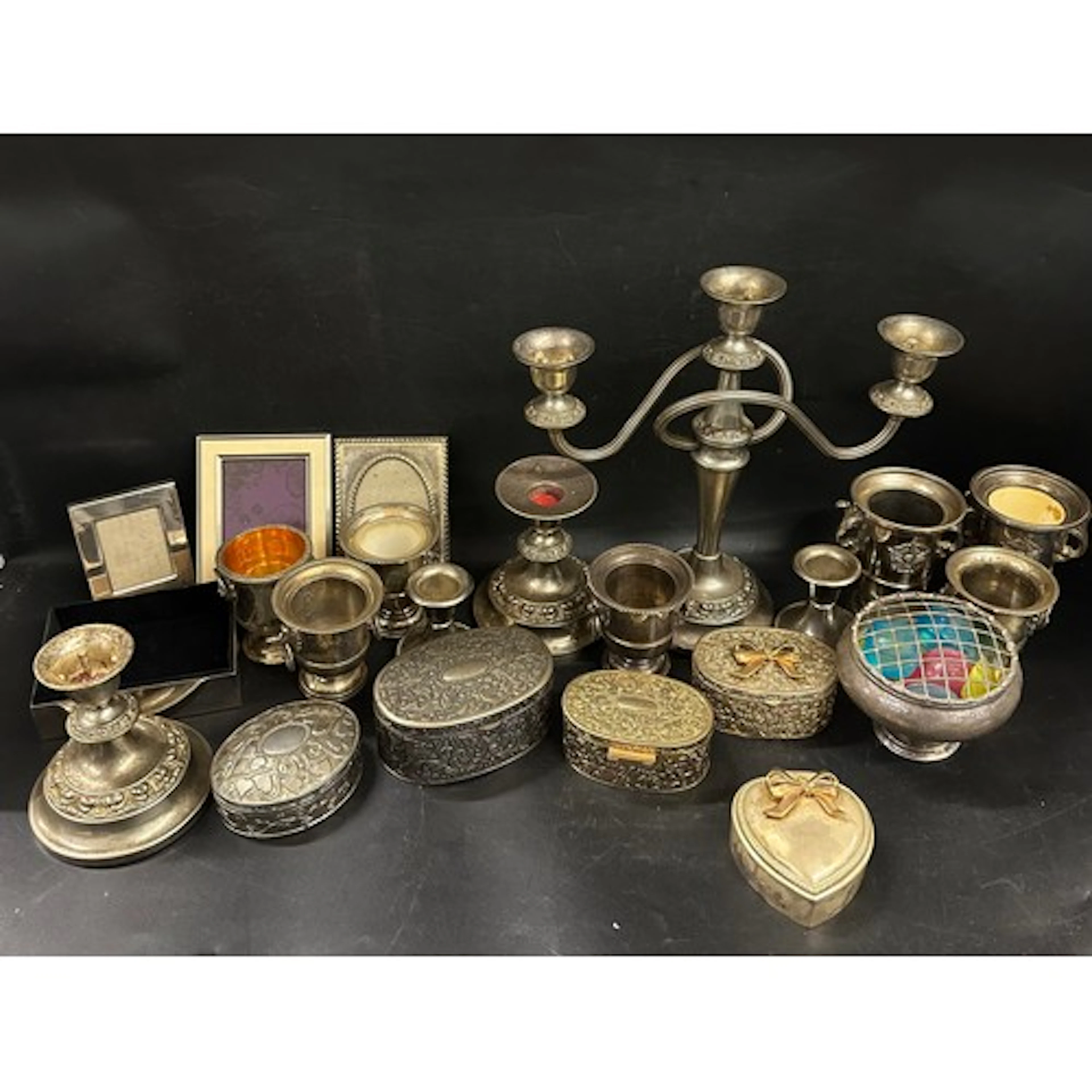 Assorted collection of silver plate and other metalware, to ...