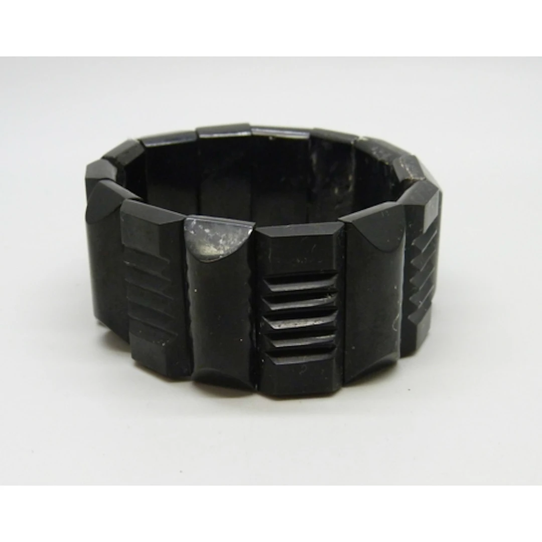 A wide jet bracelet, 47g, 3.1cm panels