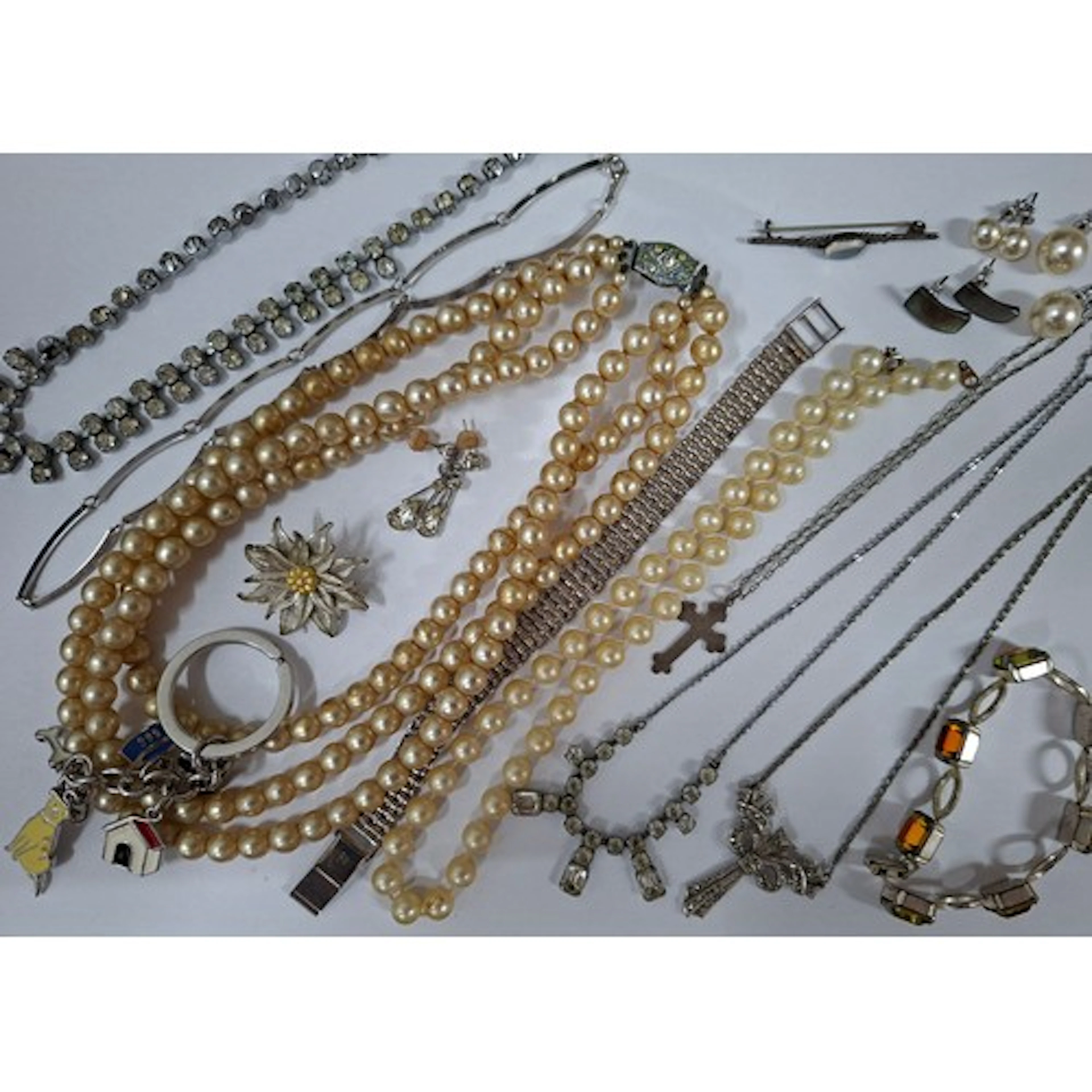 A quantity of costume jewellery to include simulated pearl n...