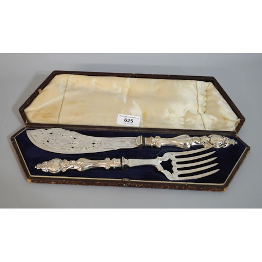 Martin Hall & Co, plated fish server pair in fitted case