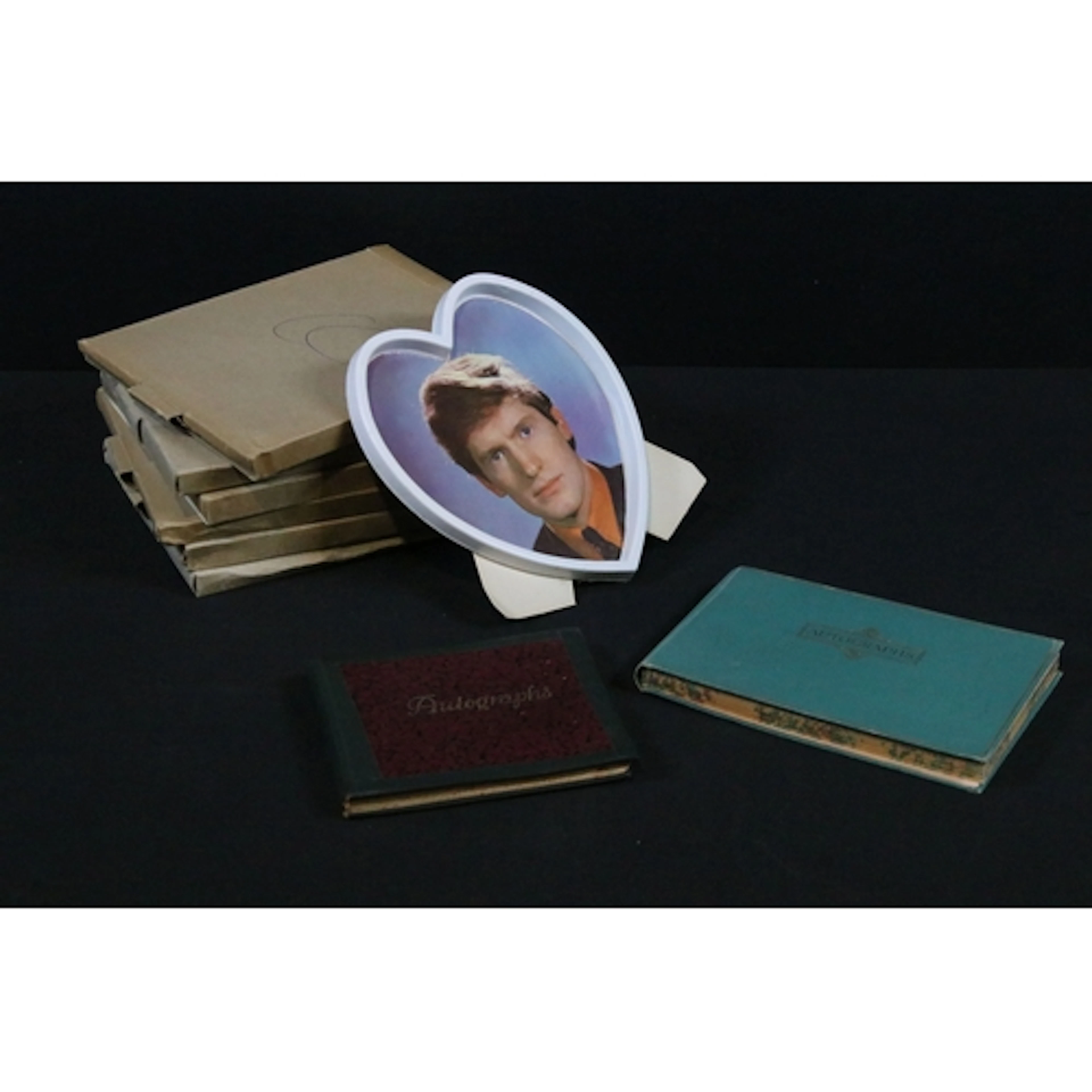Memorabilia & Autographs - Autograph book containing signatu...