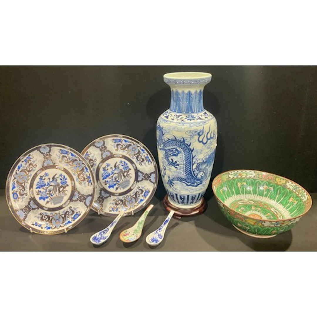 A large Chinese famille verte porcelain circular bowl, centr...