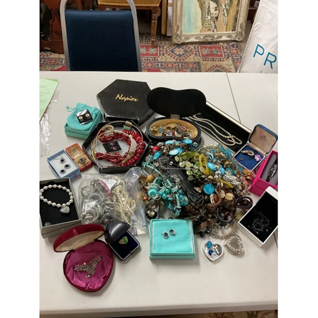 Qty of dress jewellery, rings, necklaces etc.