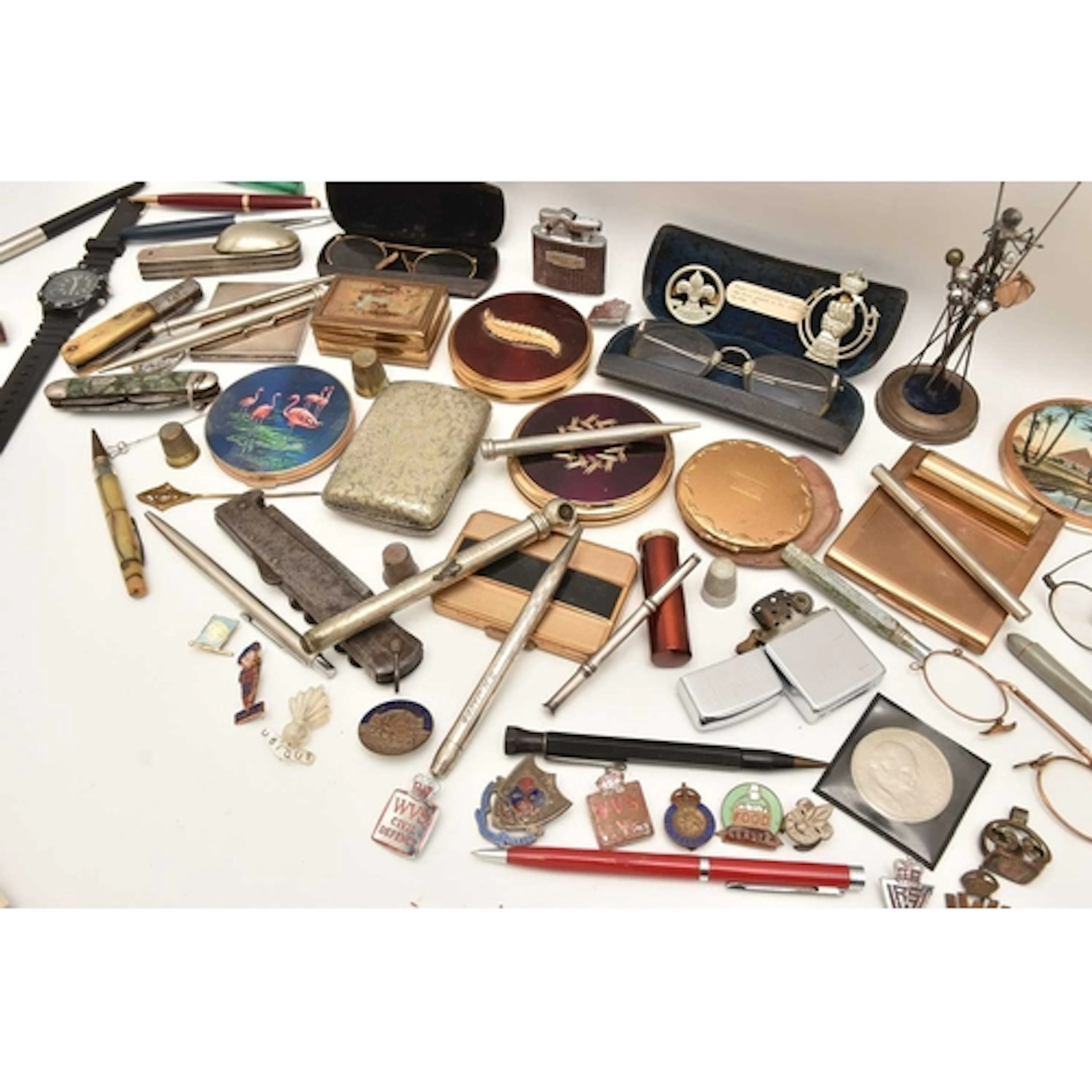A BOX OF ASSORTED ITEMS, to include a selection of compacts,...