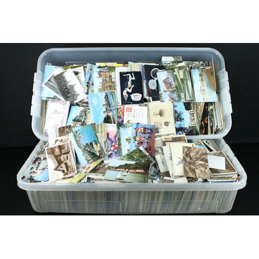 A large collection of mixed early to late 20th century postc...