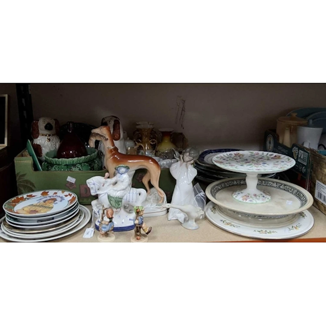 ONE BOX AND LOOSE CERAMICS AND GLASSWARE, to include vintage...