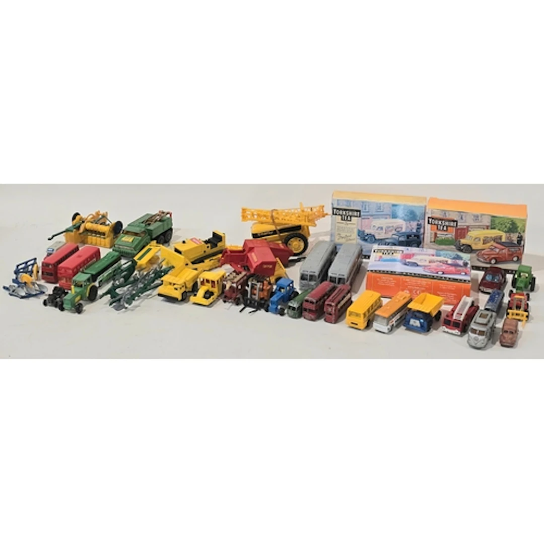 A quantity of mostly unboxed die cast vehicles.