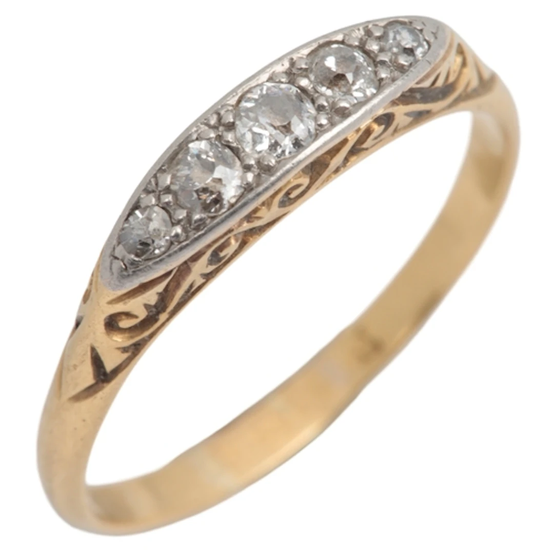 A five-stone diamond ring, early 20th century, set with a gr...