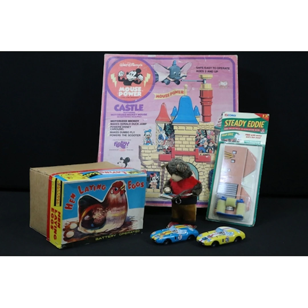 Collection of mixed toys to include tinplate and clockwork i...