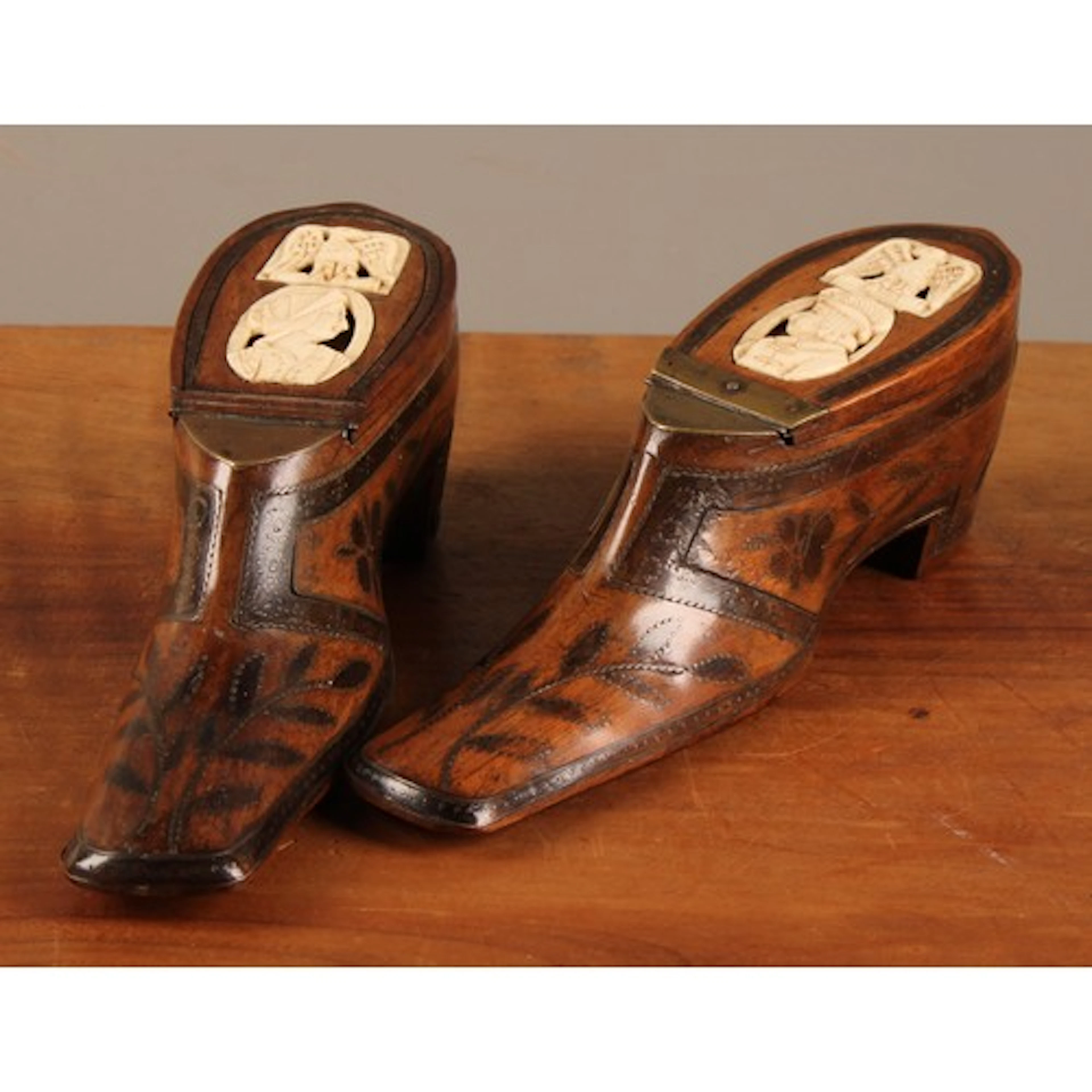 A pair of 19th century French novelty snuff boxes, as shoes,...