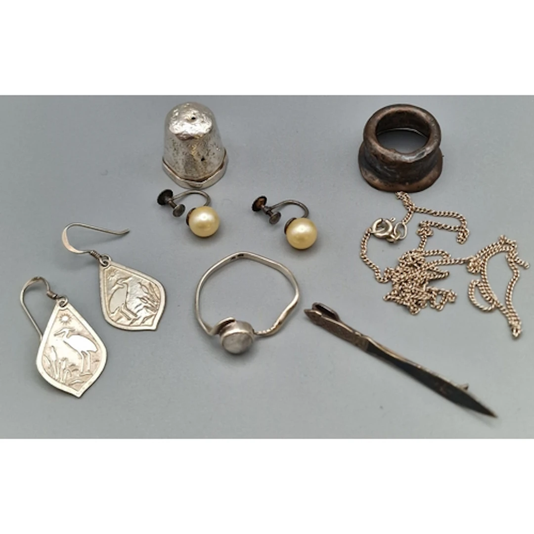 Bag of silver to include: engraved thimble, bar brooch, chai...