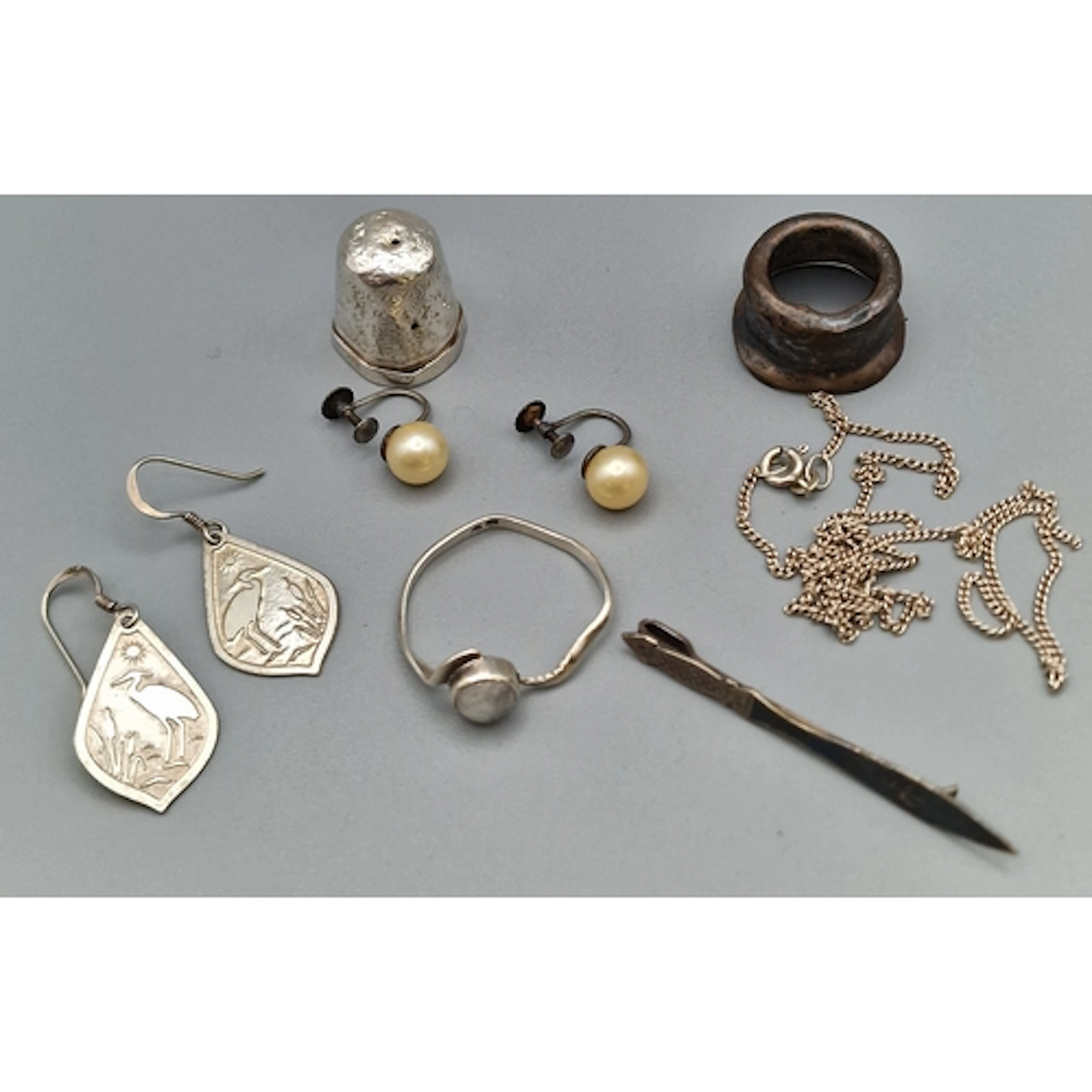 Bag of silver to include: engraved thimble, bar brooch, chai...