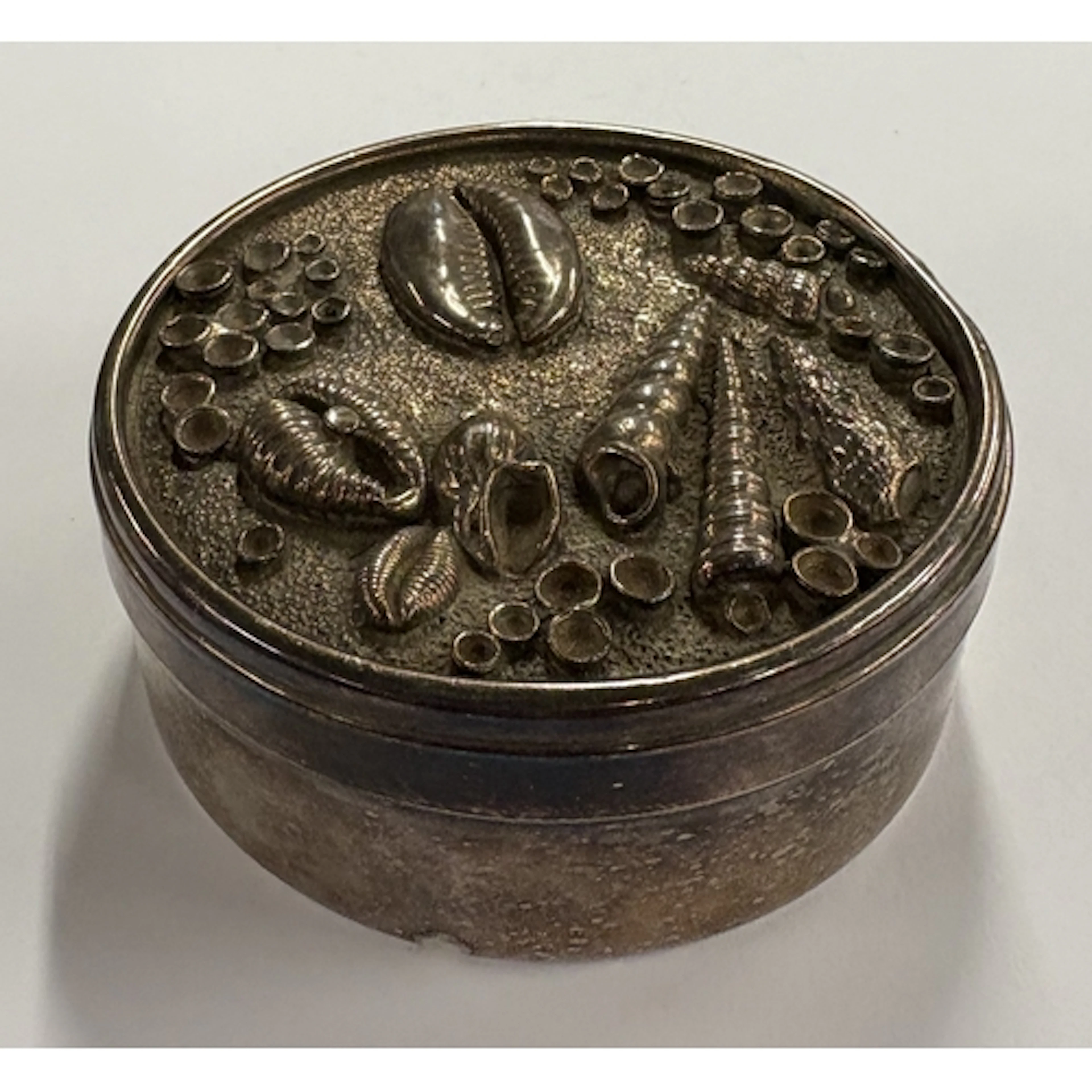 A silver-plated snuff box with shell decoration to lift-off ...