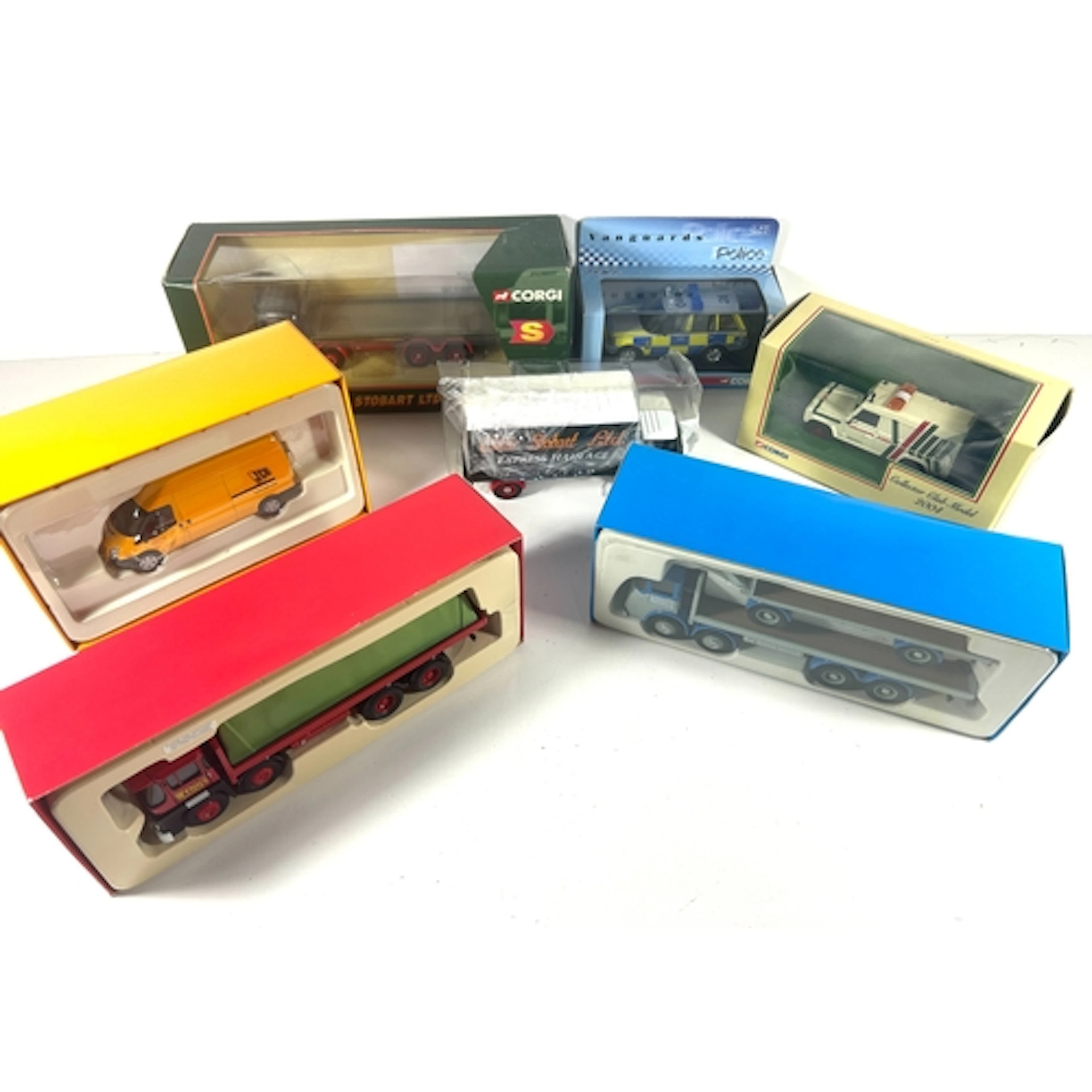 14 modern Corgi 2x articulated trucks - Volvo FH Globetrotte...