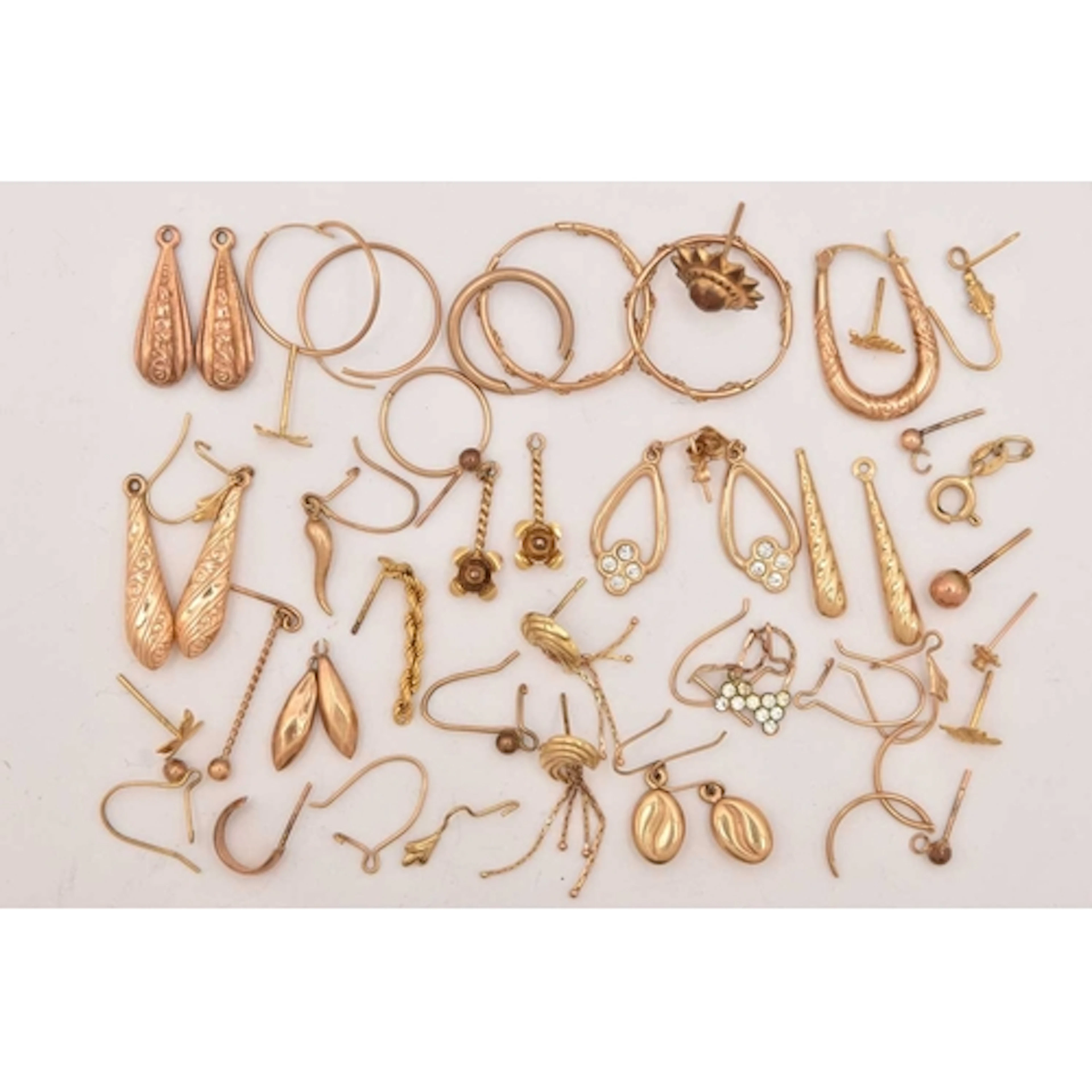 AN ASSORTMENT OF YELLOW METAL EARRINGS, EARRING PARTS AND FI...