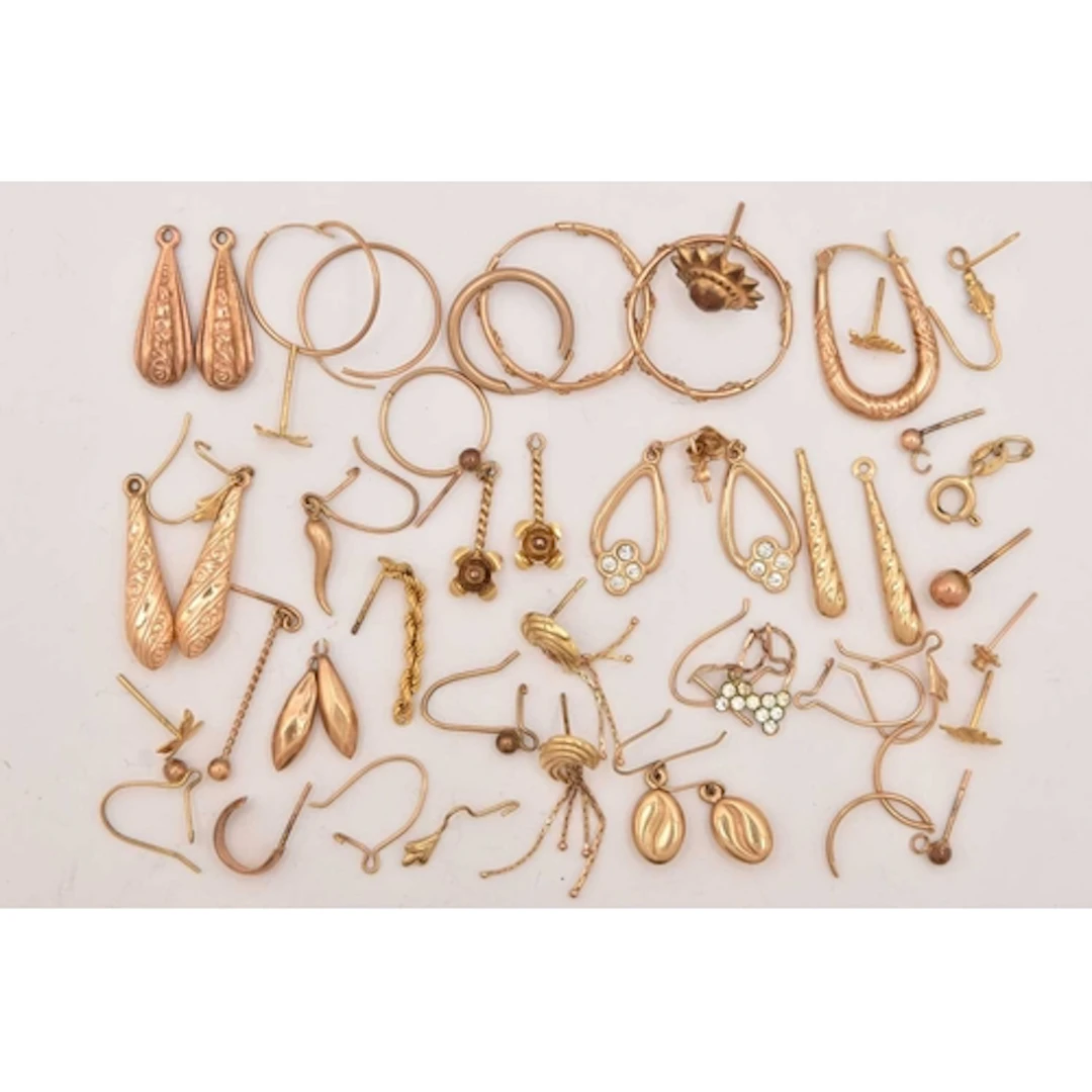 AN ASSORTMENT OF YELLOW METAL EARRINGS, EARRING PARTS AND FI...