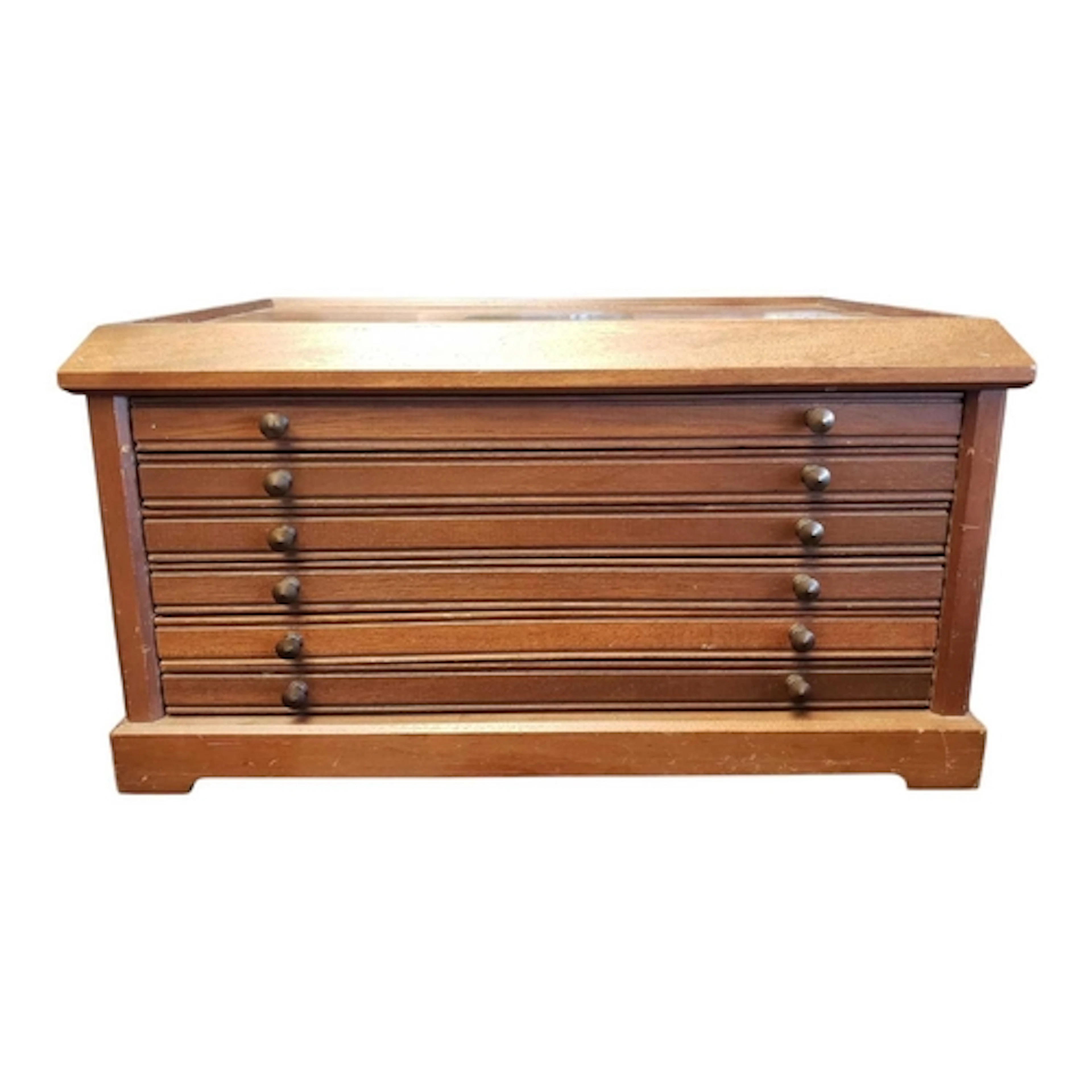 A 20th century mahogany cased coin cabinet. The desk top che...