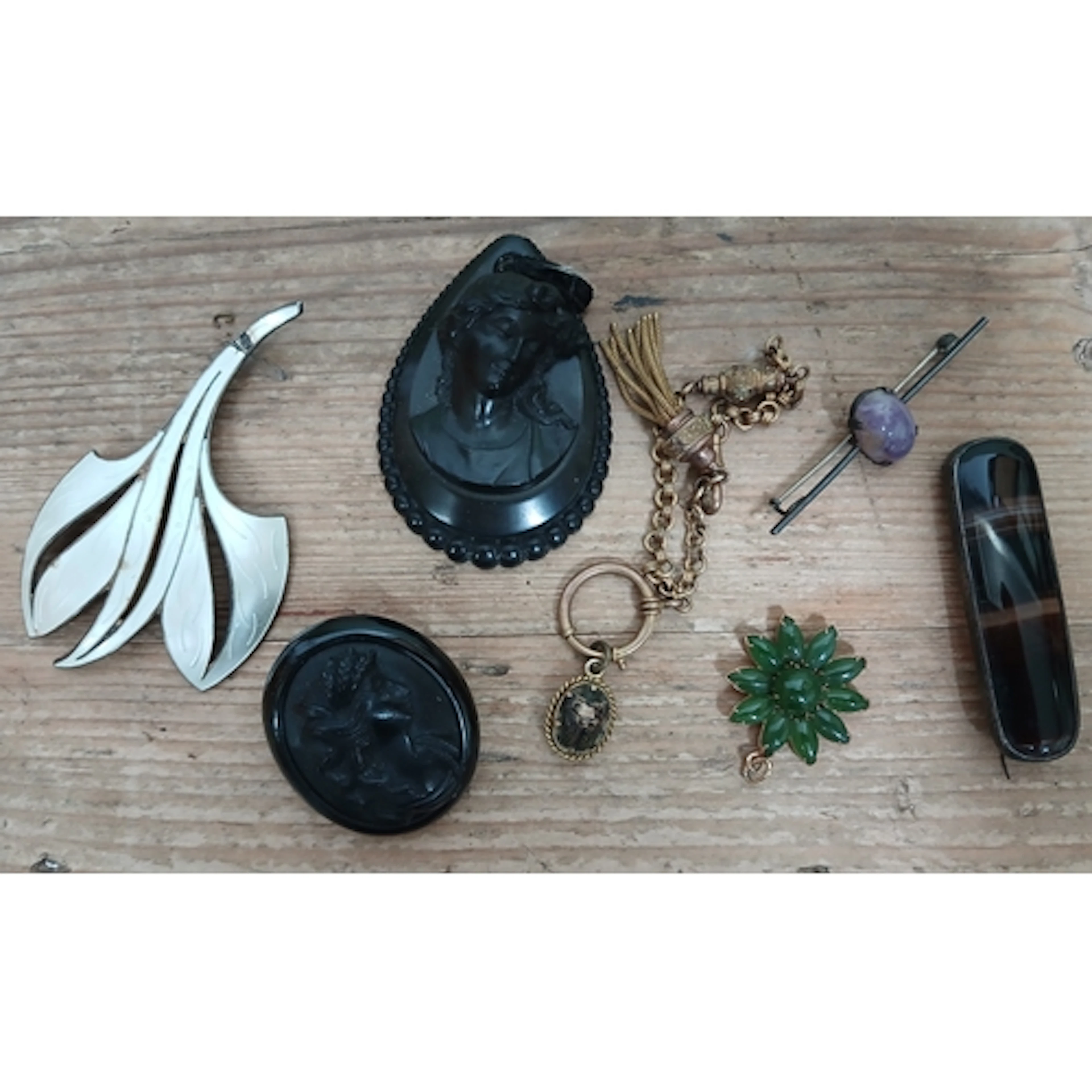 A mixed lot of antique and vintage costume jewellery includi...