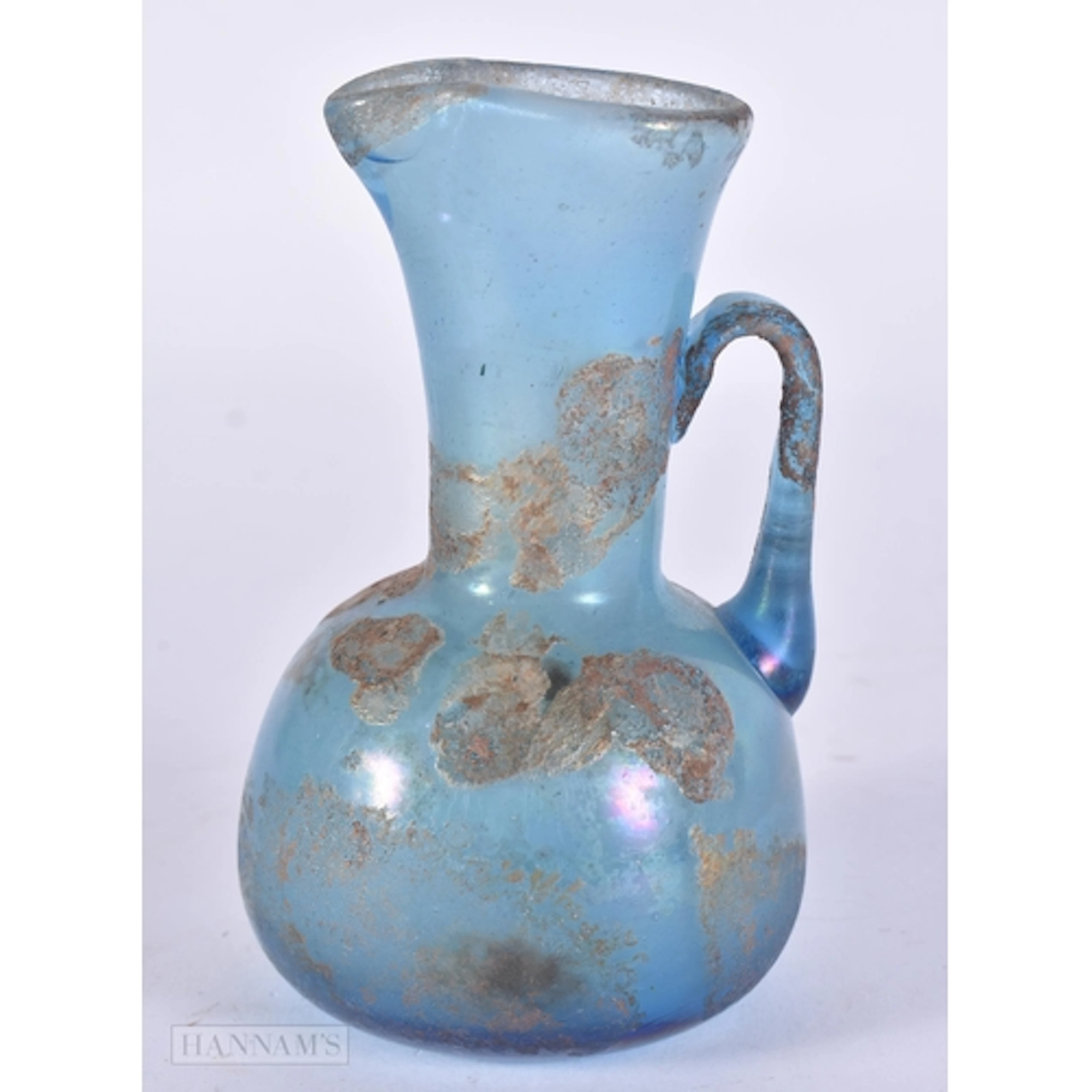 AN ANCIENT ANTIQUITY ROMAN GLASS JUG. 10 cm high.