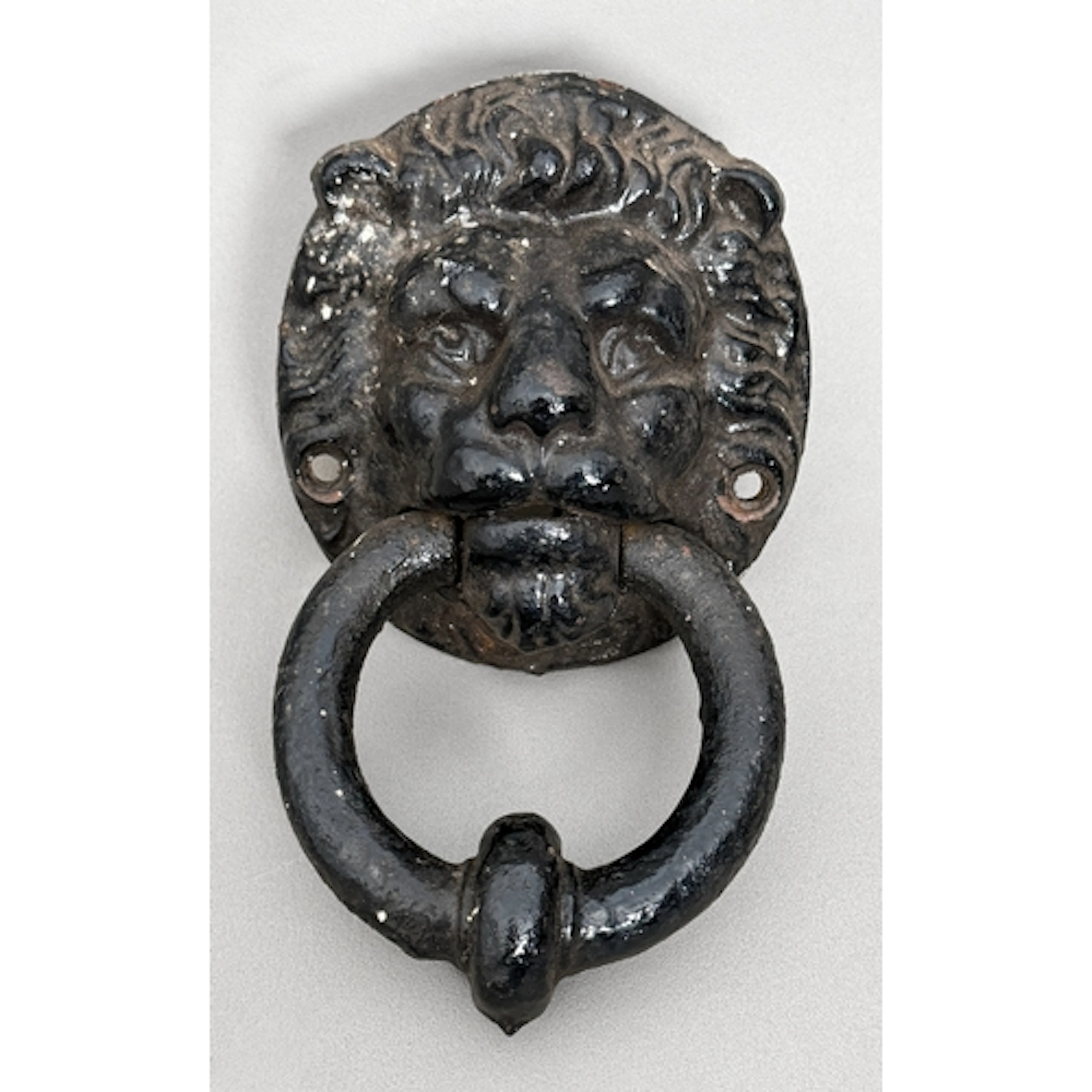 An old cast iron lion's mask door knocker, 18 x 12cm.