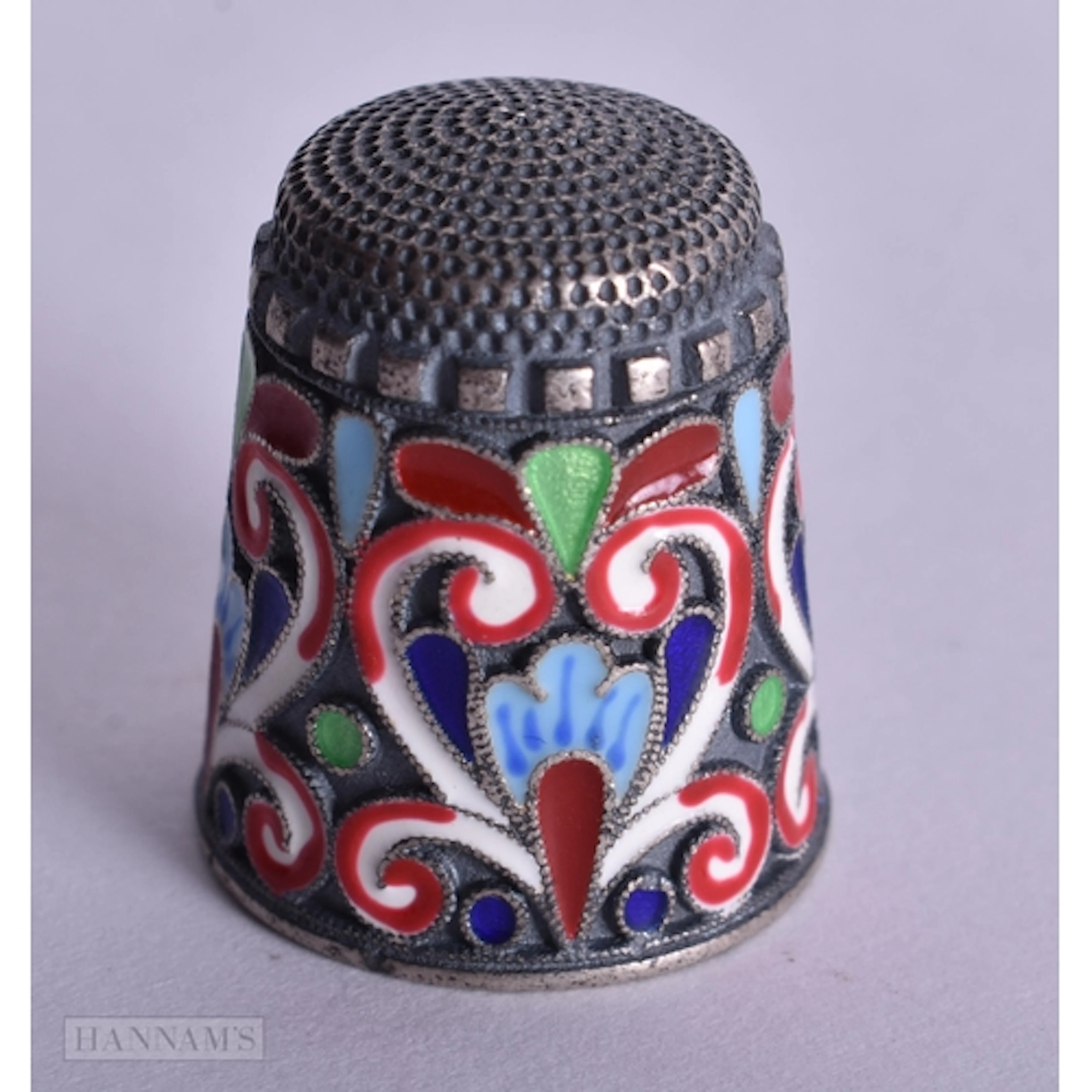 A CONTINENTAL SILVER AND ENAMEL THIMBLE. 10.6 grams. 2.25 cm...