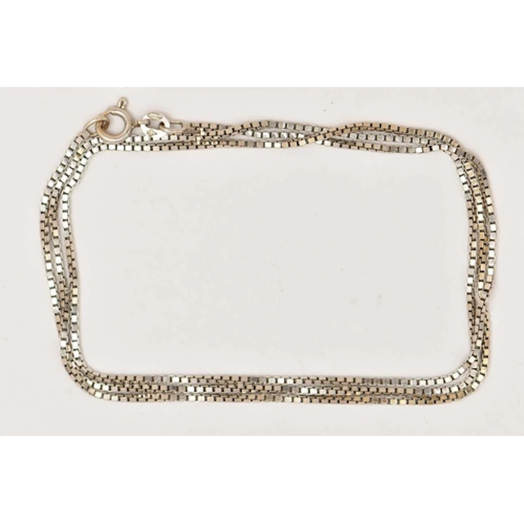 A WHITE METAL BOX LINK CHAIN, fitted with a spring clasp, st...