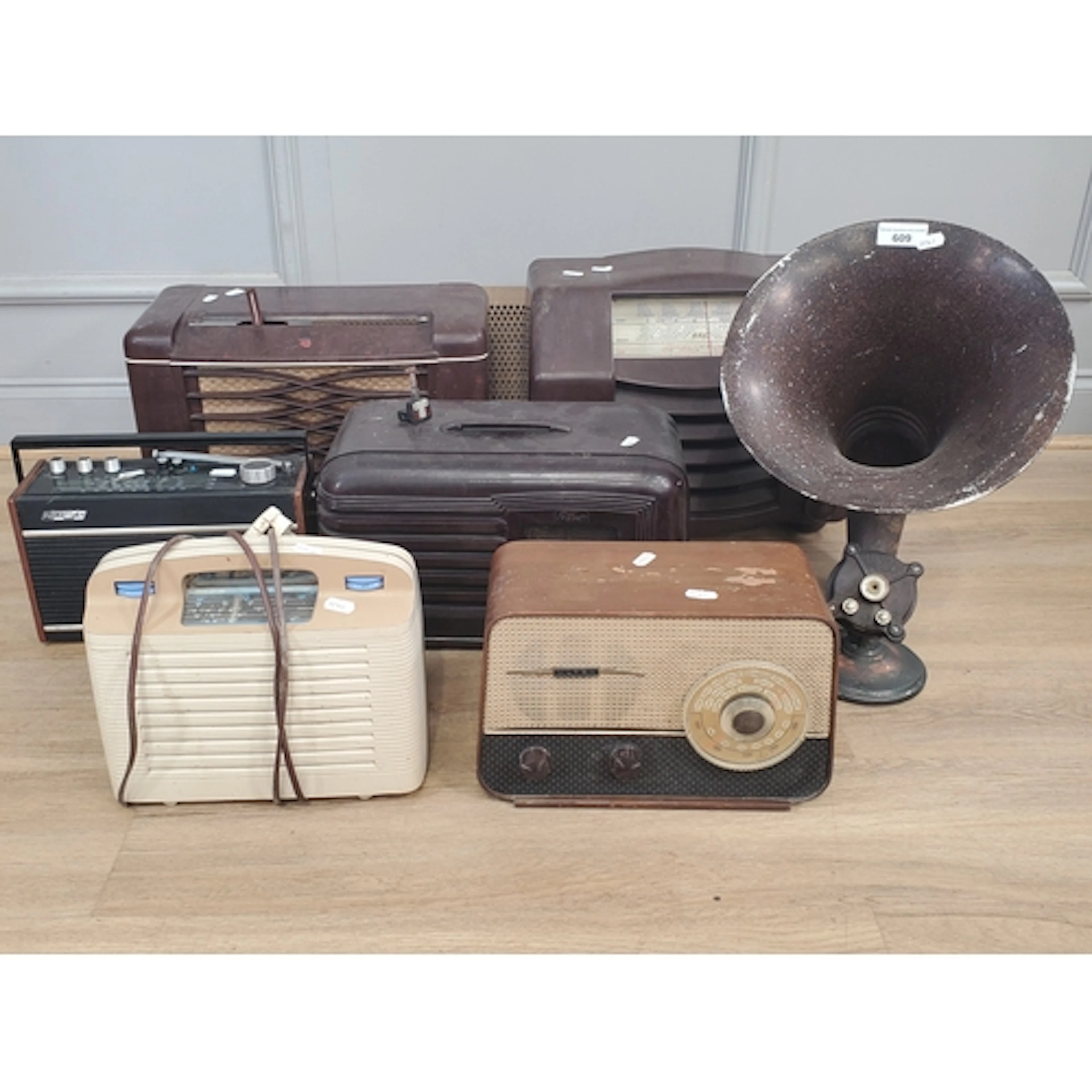 A collection of vintage Radios, (R3).