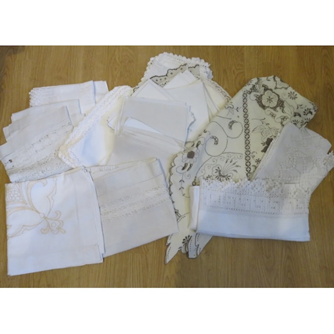 Box containing a quantity of miscellaneous table linen