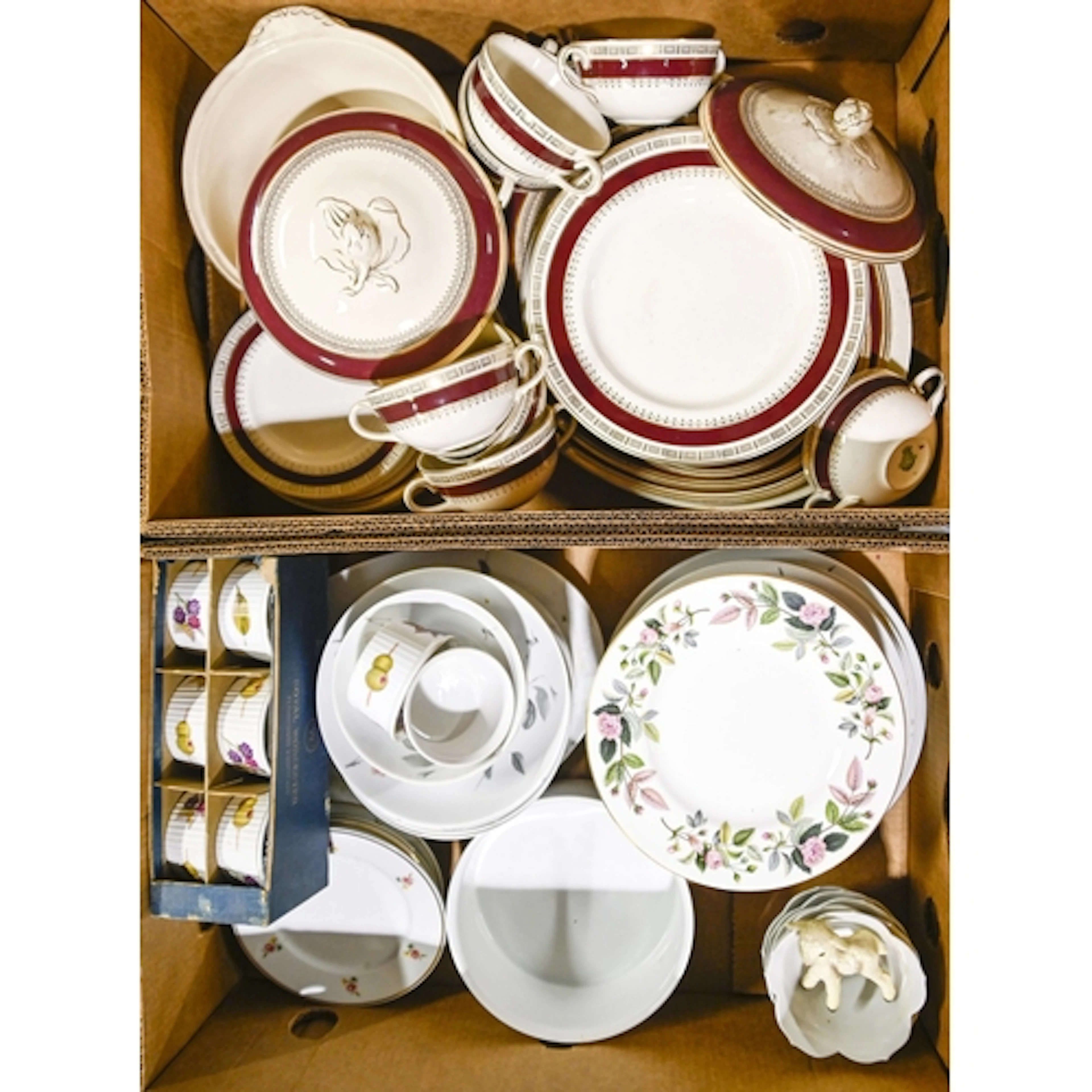 Miscellaneous ceramics, to include Crown Ducal dinner servic...