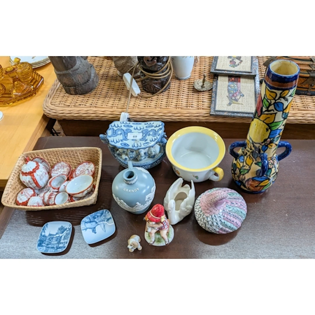 Collectables to include a dolls tea set, a blue and white or...