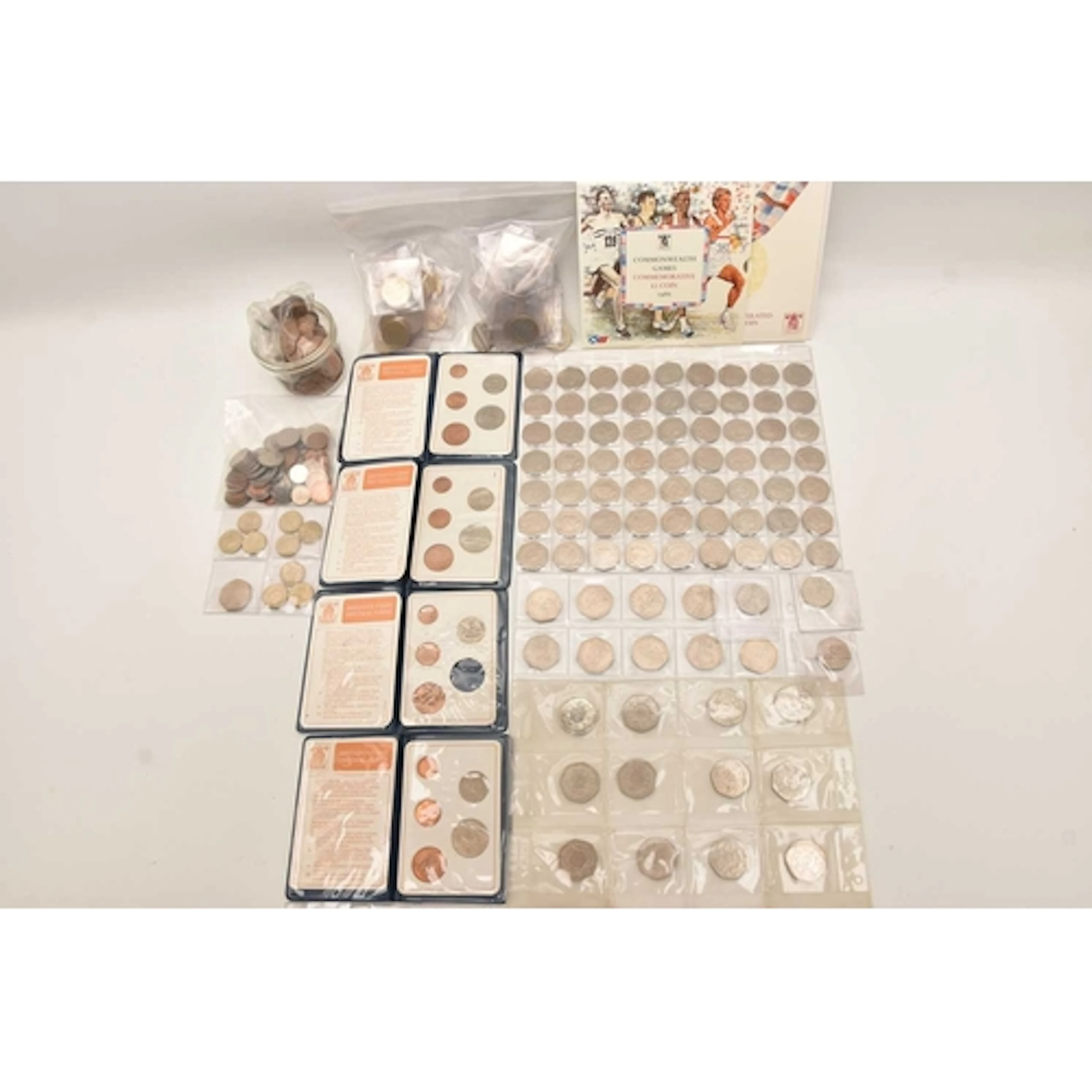 Collection of decimal coins to include 16x round £2, 6x 1989...
