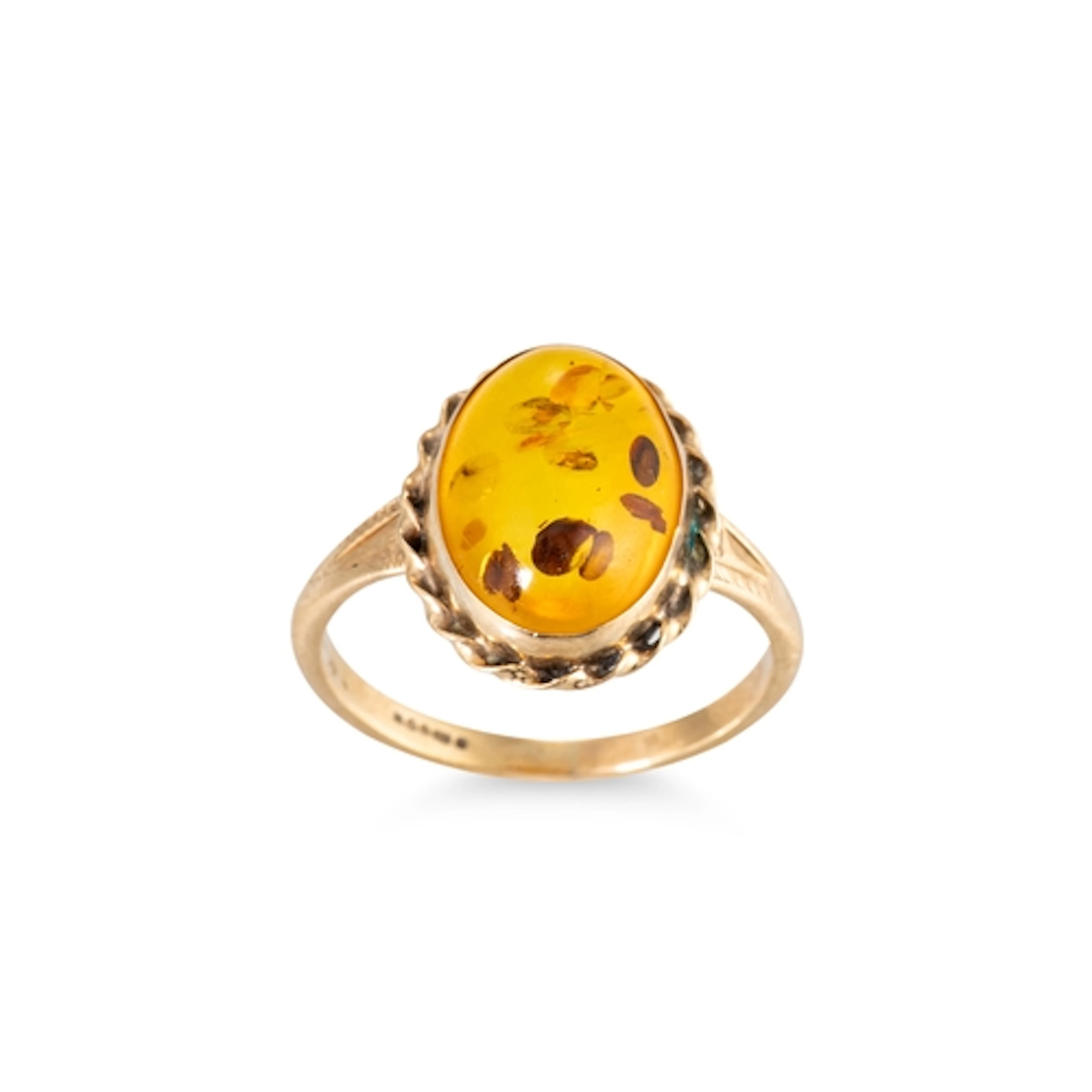 AN AMBER SET DRESS RING, mounted in 9ct yellow gold, 2.4 g.,...
