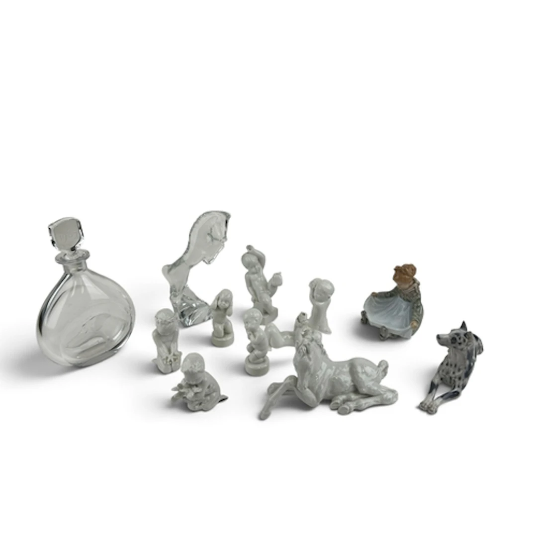A MIXED LOT OF PORCELAIN FIGURES AND GLASSWARE, TO INCLUDE A...