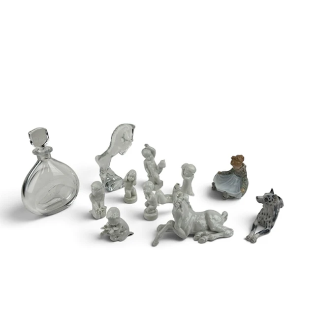 A MIXED LOT OF PORCELAIN FIGURES AND GLASSWARE, TO INCLUDE A...
