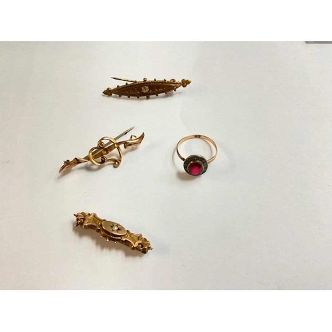 2 9ct brooches and 9ct ring 3.5g and one other