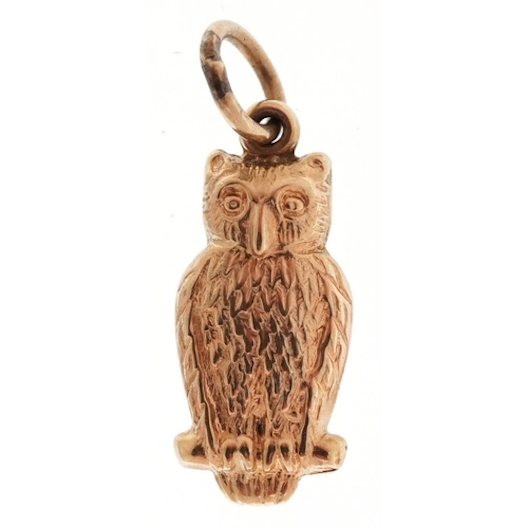 9ct gold charm in the form of an owl, 1.7cm high, 0.6g.