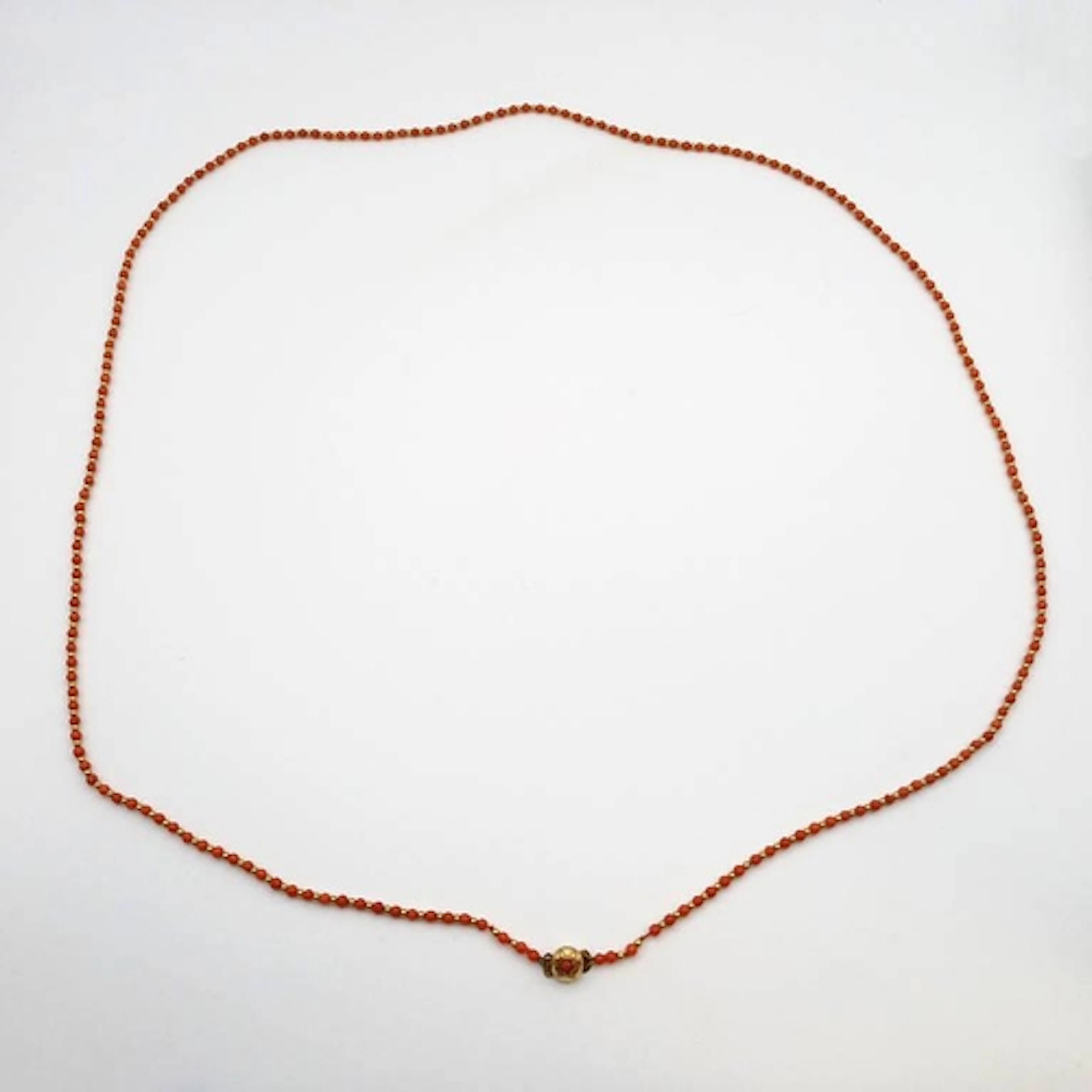 19TH CENTURY GOLD & CORAL NECKLACE, THE CORAL BEADS INTERSPE...