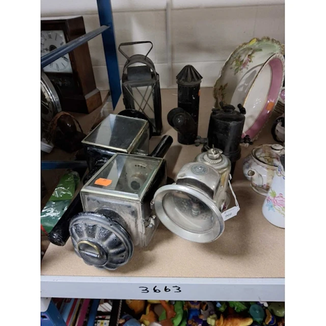 A GROUP OF VINTAGE LIGHTING RELATED ITEMS to include a pair ...