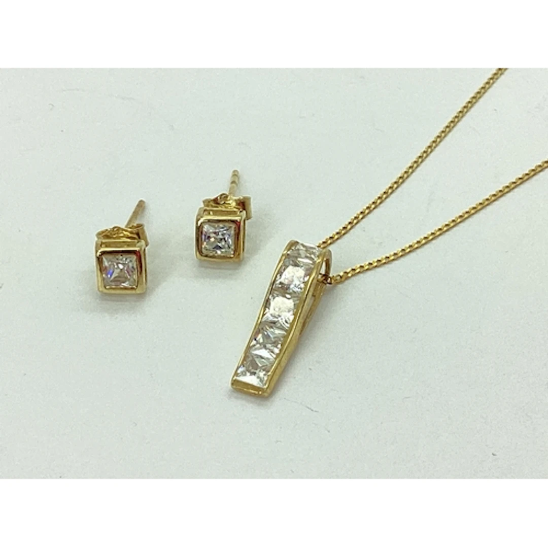 A Modern Tension Set Bar Pendant, approximately 1.5cm long, ...