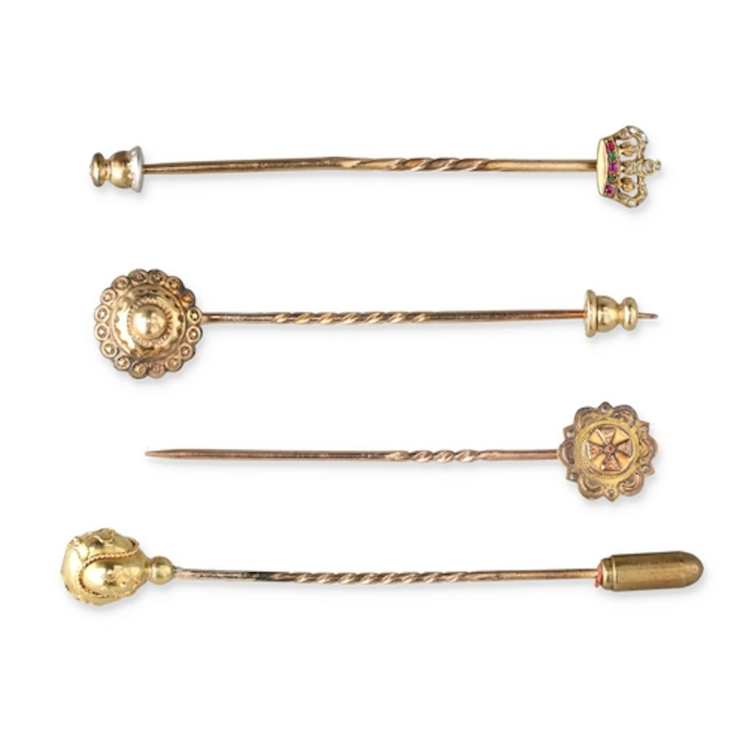 FOUR 9 CARAT GOLD HAT PINS Gross weight: 6.7gms...