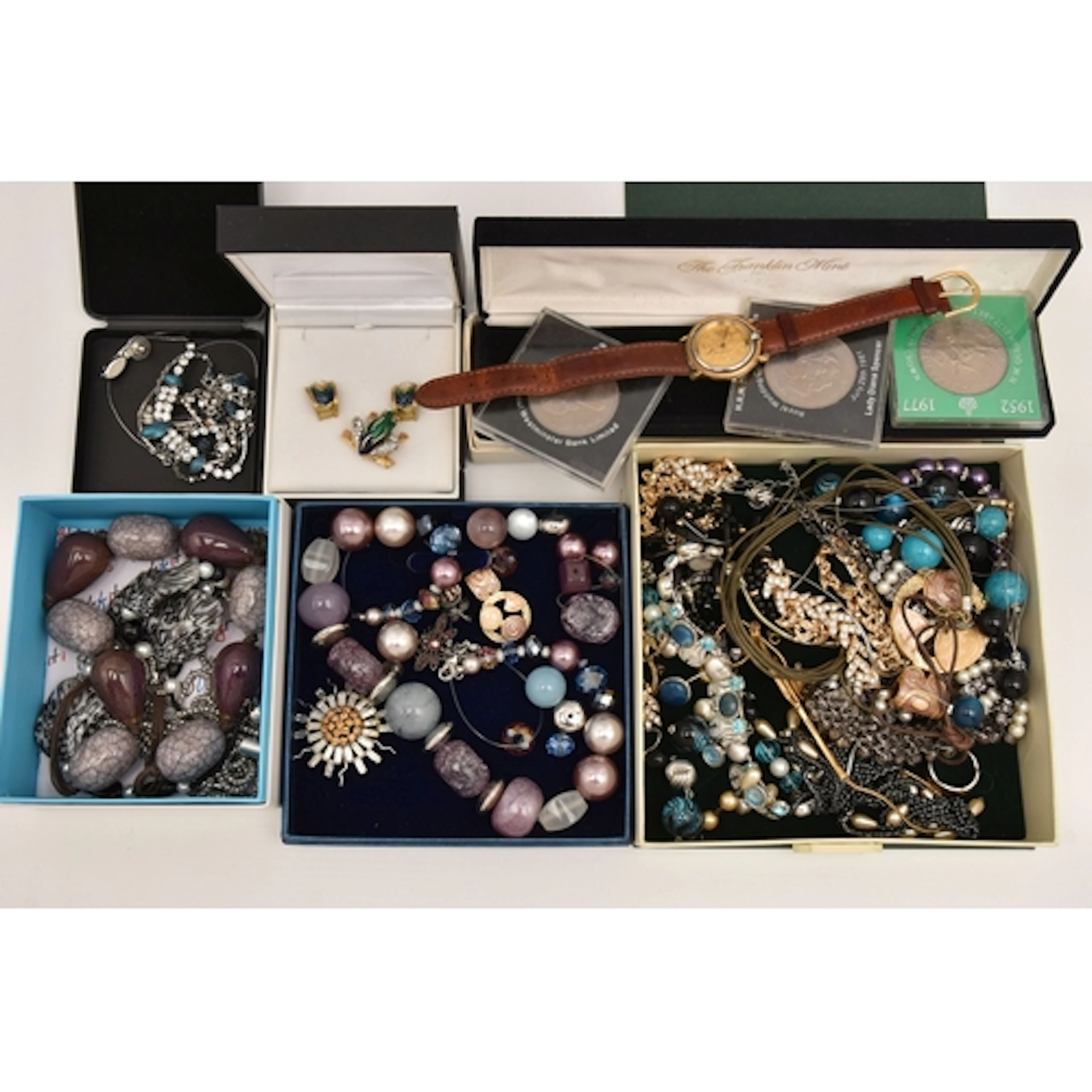 AN ASSORTMENT OF COSTUME JEWELLERY AND A WRISTWATCH, to incl...
